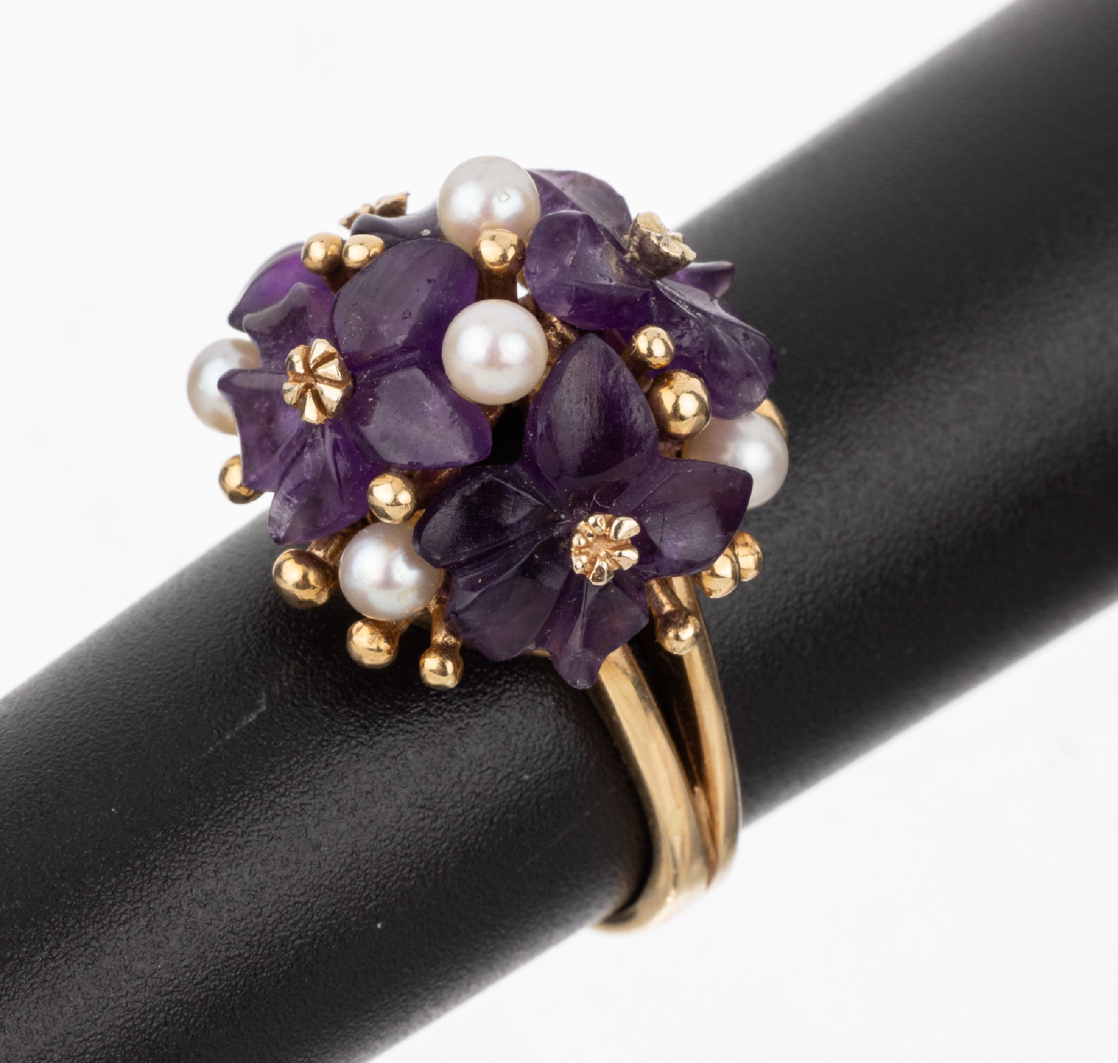 14 kt Gold Amethyst-Perl-Ring, GG 585/000, Ringkopf mit 4 geschnittenen Blüten aus Amethyst, 7 Akoyazuchtperlen, RW 54, ca. 8.3 g