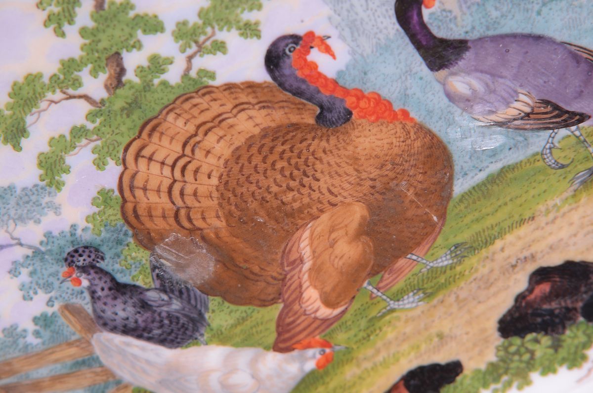 Detail a: 6 Teller und eine Platte, KPM Berlin, um 1880-90, Hausmalerei, Goldspitzenrand, Fahne mit Blumen und Insekten bemalt, mittig verschiedene bunte ...