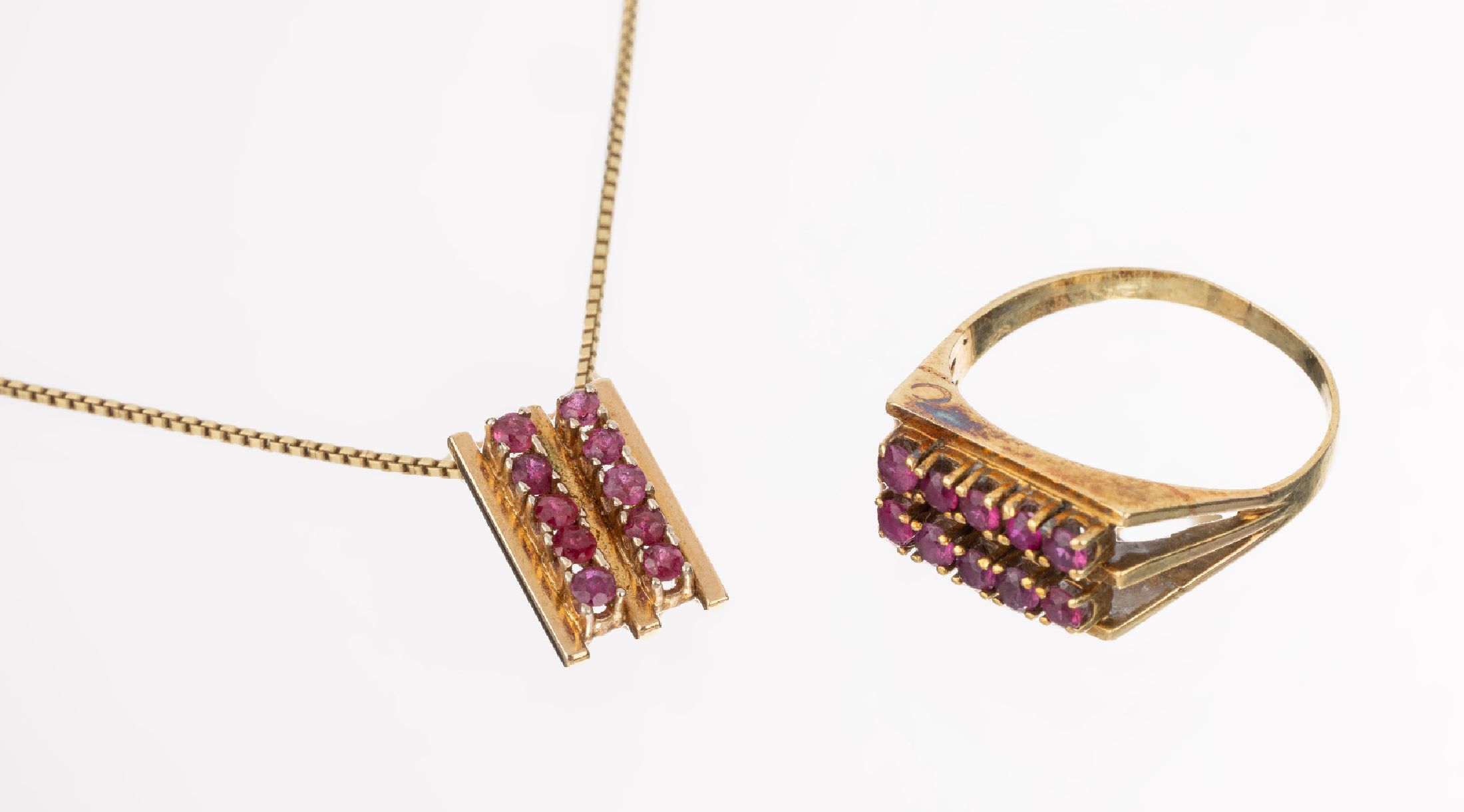 14 kt Gold Rubin-Schmuckset, GG 585/000, best. aus: 1 Ring, RW 57, und 1 Anhänger, an Kette, L. ca. 40.5 cm, Federringschließe, bes.mit kl. ...