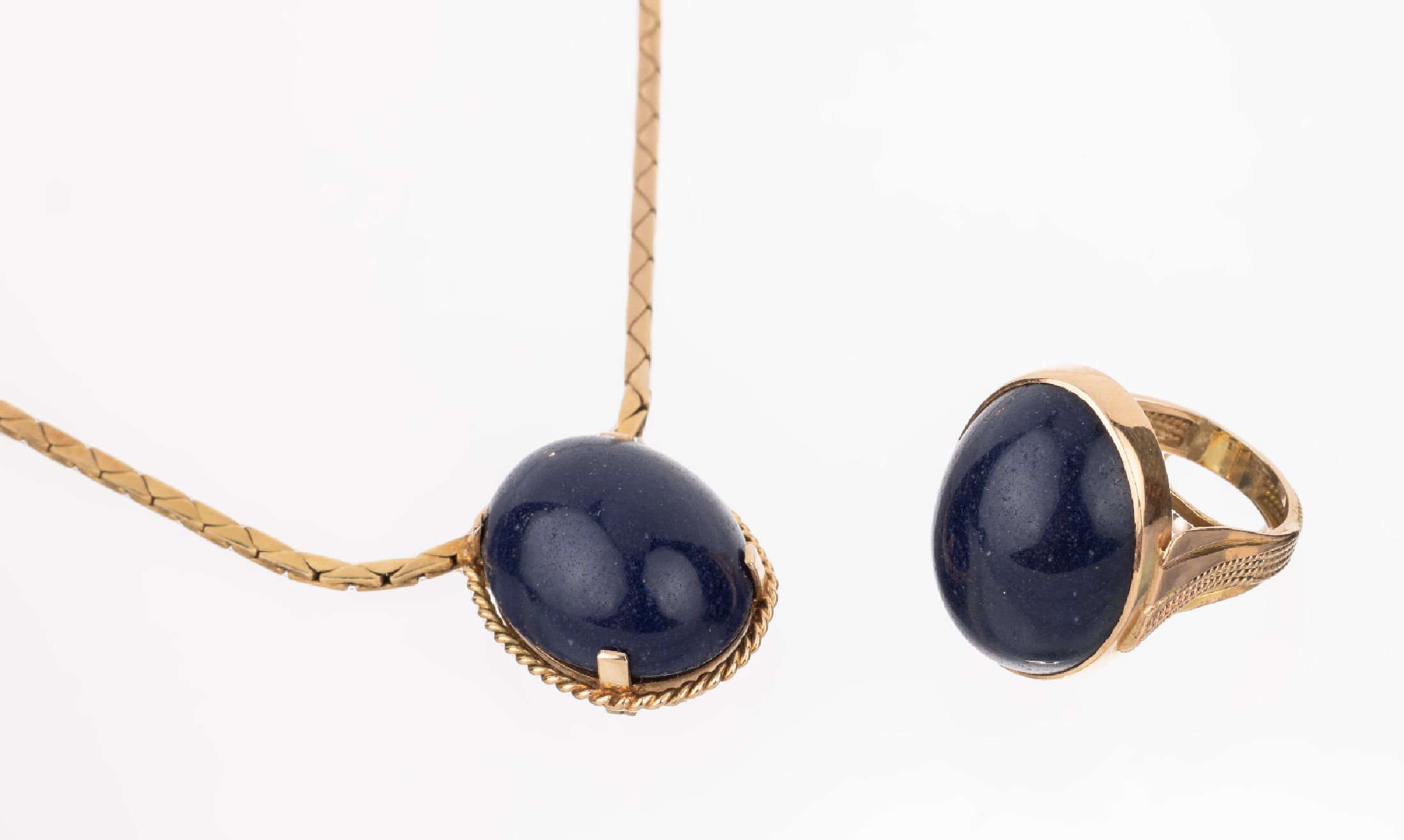 14 kt Gold Azurit-Schmuckset, GG 585/000, best. aus: 1 Ring, RW 57, und 1 Collier, L. ca. 40 cm, Federringschließe, jeweils mit ovalem ...