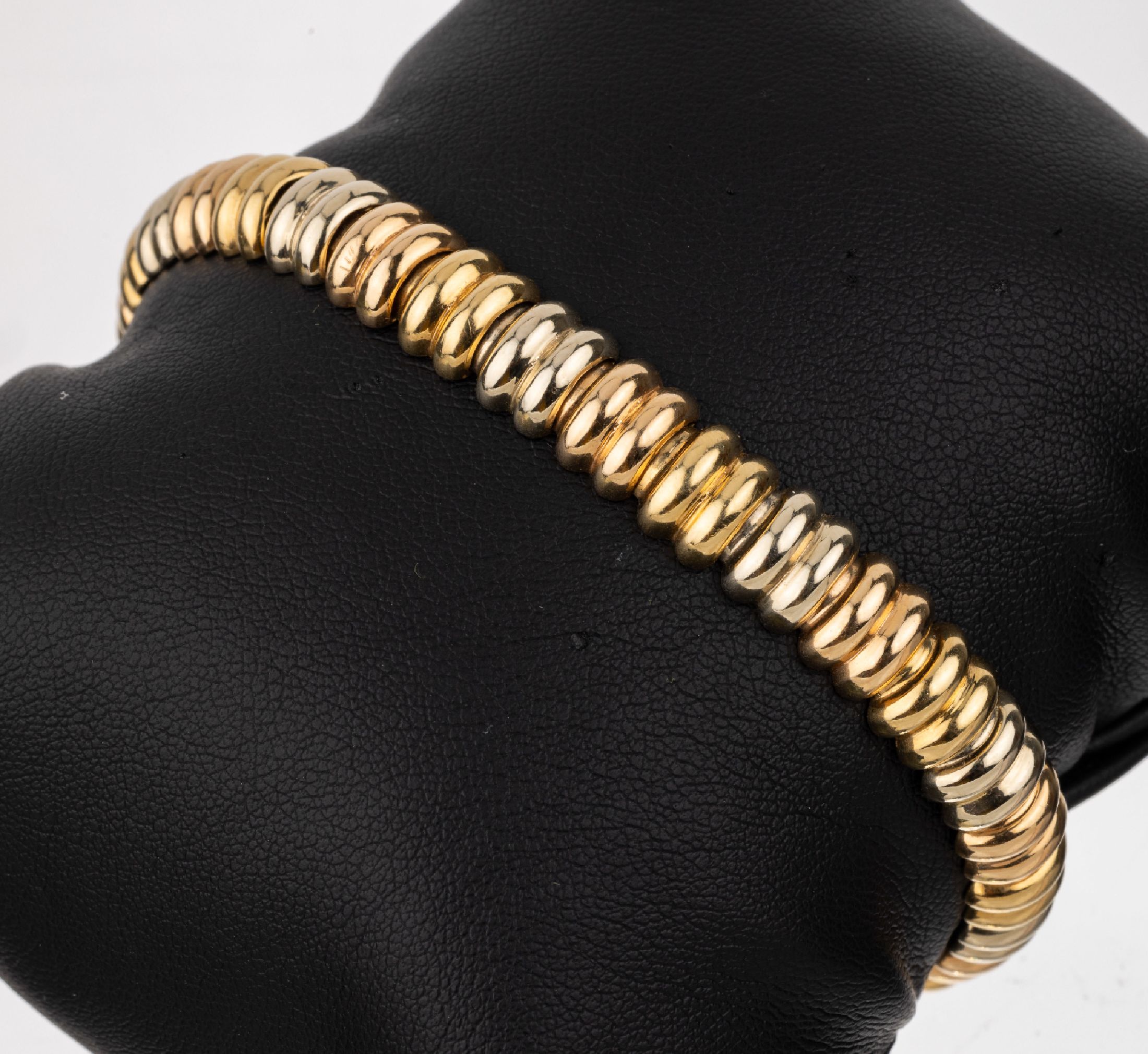 18 kt Gold Armband, GG/WG/RG 750/000, Glieder im Wechsel, L. ca. 19 cm, Kastenschloss mit Sicherheitsacht, Hersteller Chiampesa, ca. 23.1 g