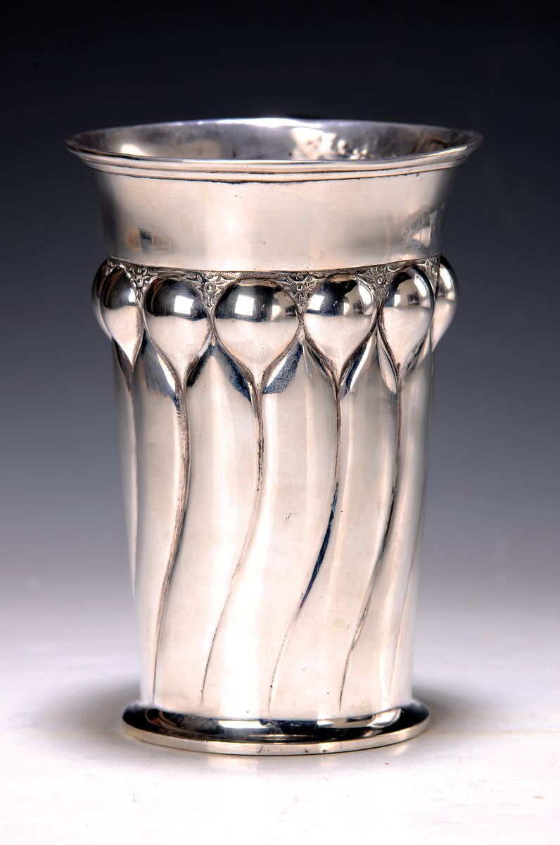 Becher, deutsch, sign. Eichert, 800er Silber, reliefiert und in sich gedreht, verbeult, H. ca. 15.5cm, ca. 285 g.