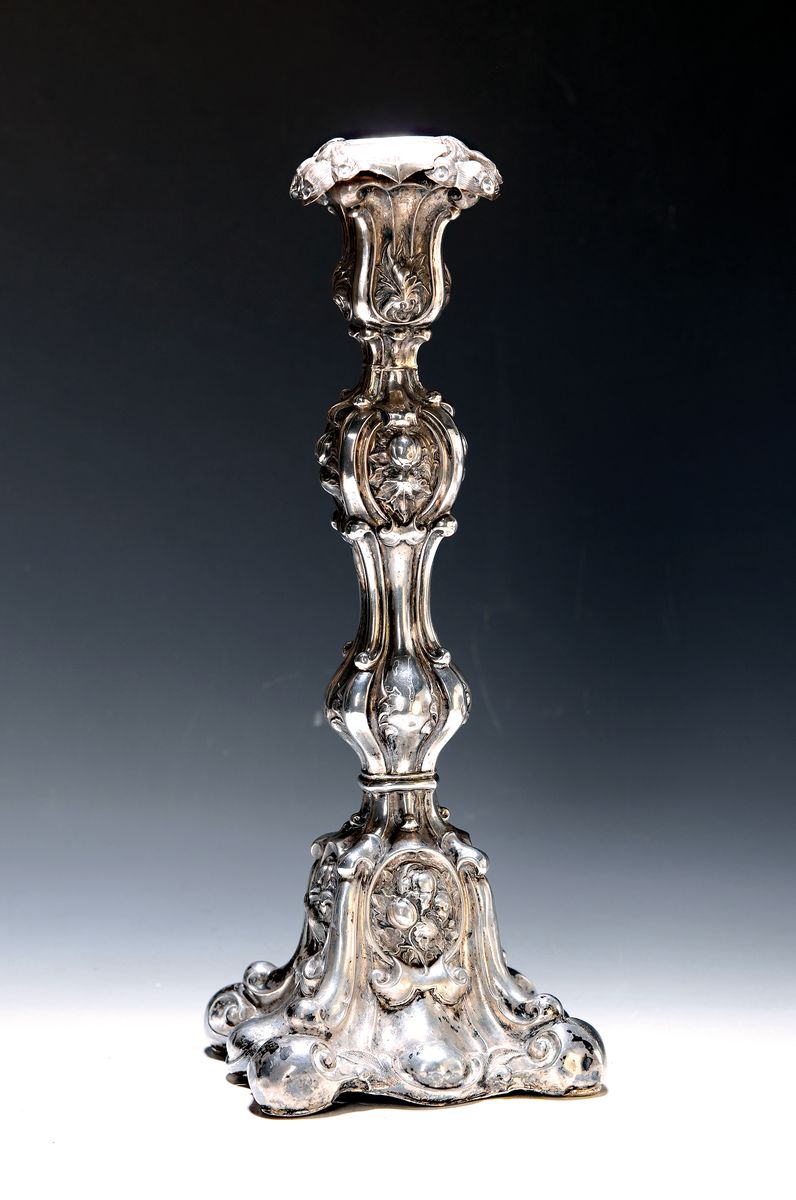 Kerzenleuchter, deutsch, Berlin, Mitte 19. Jh., Silber geprüft, Tremoulierstich, Barockstil, reich reliefiert mit Blumen und Voluten, gefüllt, H. ...