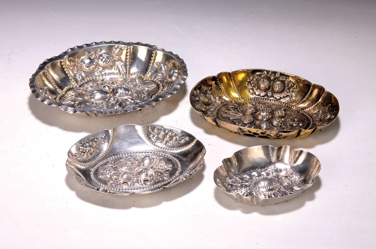 4 Zierschälchen, deutsch, 19. Jh., Silber, reich reliefiert mit Obst- und Blumenbuketts, 1x 13-lötig, 1x 12-lötig, 2x 800er Silber, von ca. ...