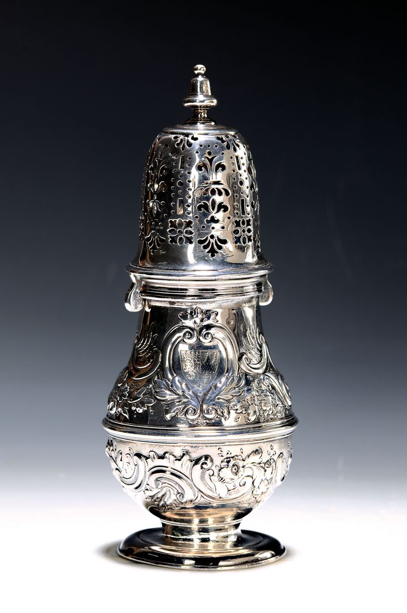 Großer Zuckerstreuer, England, 19. Jh., Sterlingsilber reich reliefiert mit Blättern und Voluten, Deckel in Durchbrucharbeit, H. ca. 22cm
