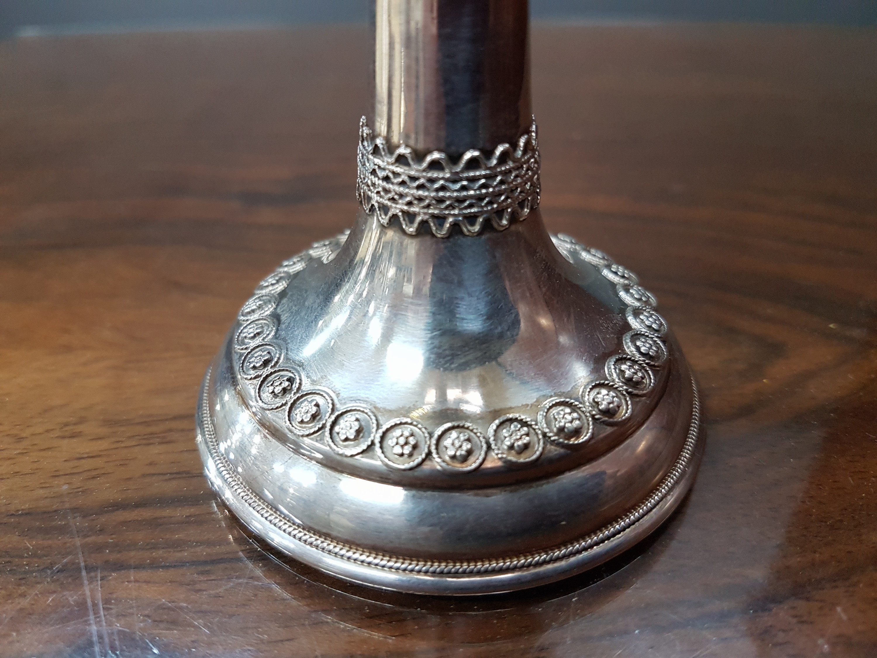 Detail e: Pokal, Zadok Israel, 925er Sterling Silber, mit aufgelegter Filigran- und Granulatarbeit, 3 Halbedelsteincabochons, H. ca. 13.5cm, ca. 92 g.