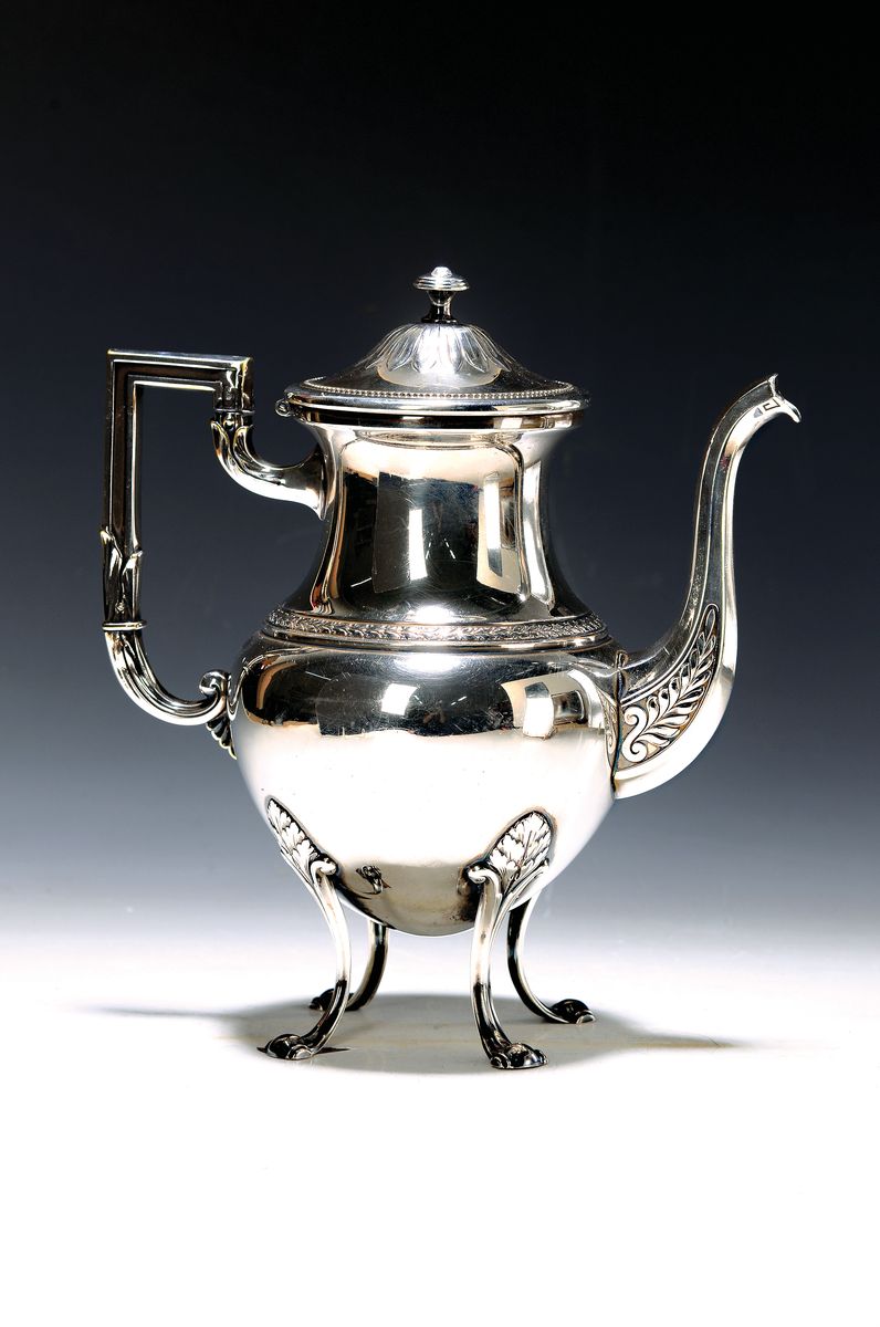 Kaffeekanne, London, 1950er Jahre, Sterling Silber, Empirestil, Palmblatt- und Akanthusdekor, auf vier Füßen stehend, Perlrand, H. ca. 23cm, ca. ...