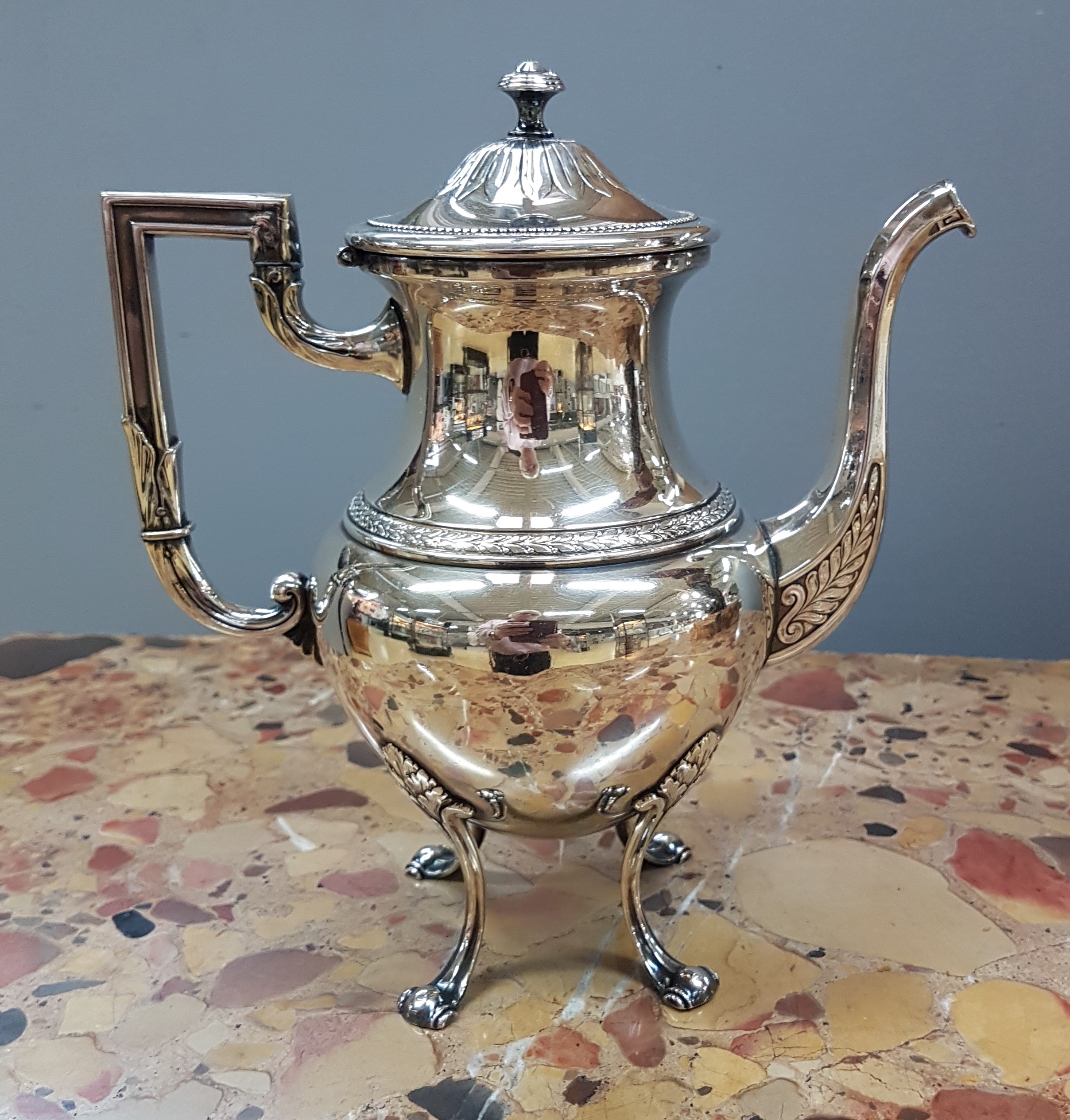 Detail a: Kaffeekanne, London, 1950er Jahre, Sterling Silber, Empirestil, Palmblatt- und Akanthusdekor, auf vier Füßen stehend, Perlrand, H. ca. 23cm, ca. ...