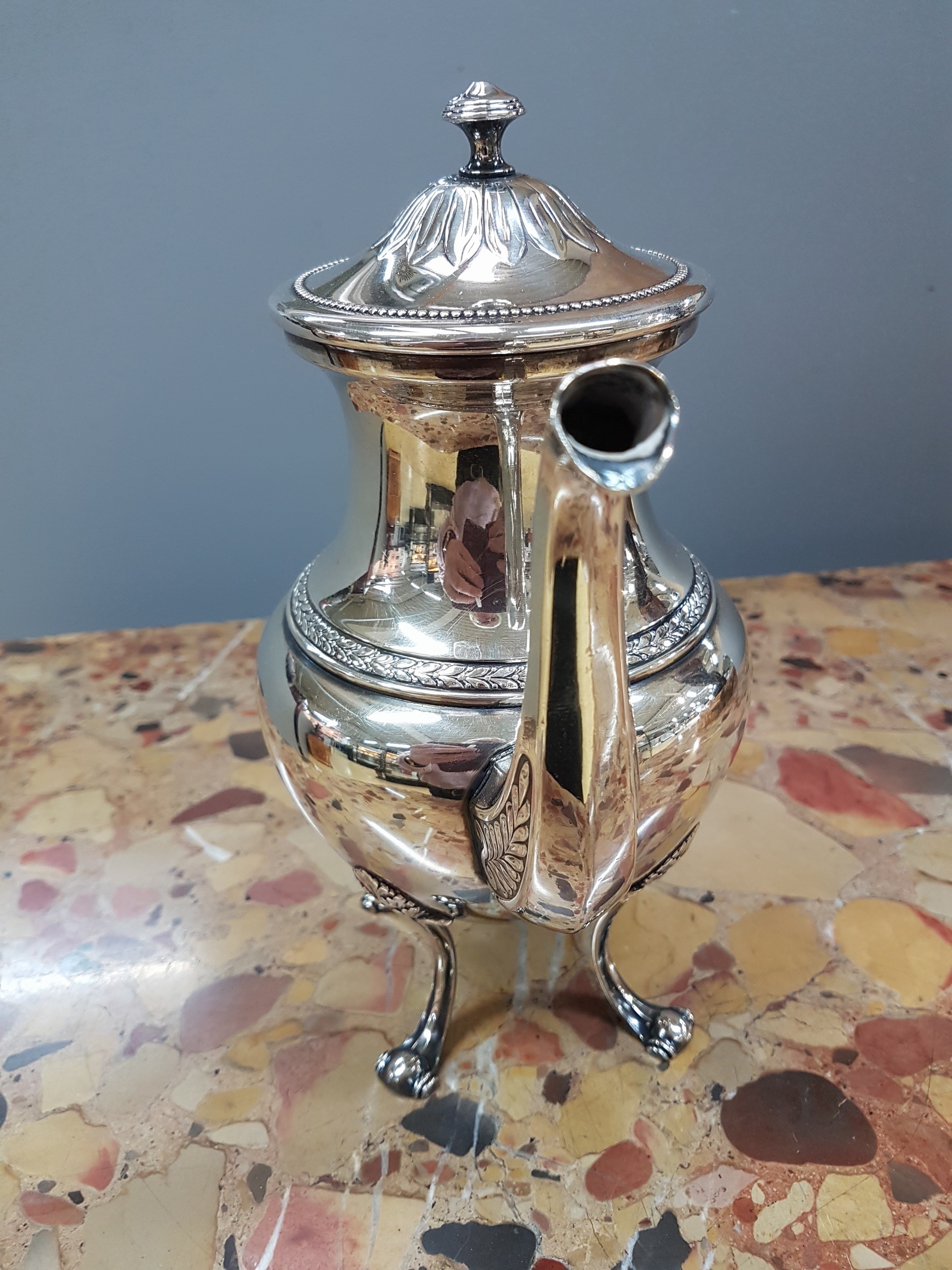Detail b: Kaffeekanne, London, 1950er Jahre, Sterling Silber, Empirestil, Palmblatt- und Akanthusdekor, auf vier Füßen stehend, Perlrand, H. ca. 23cm, ca. ...