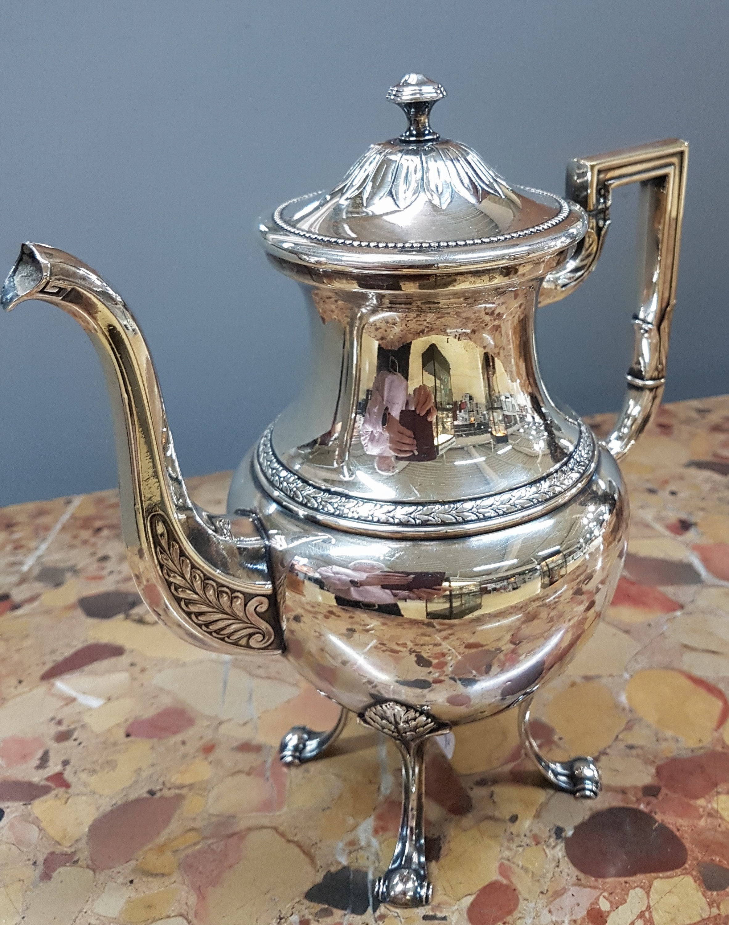 Detail c: Kaffeekanne, London, 1950er Jahre, Sterling Silber, Empirestil, Palmblatt- und Akanthusdekor, auf vier Füßen stehend, Perlrand, H. ca. 23cm, ca. ...