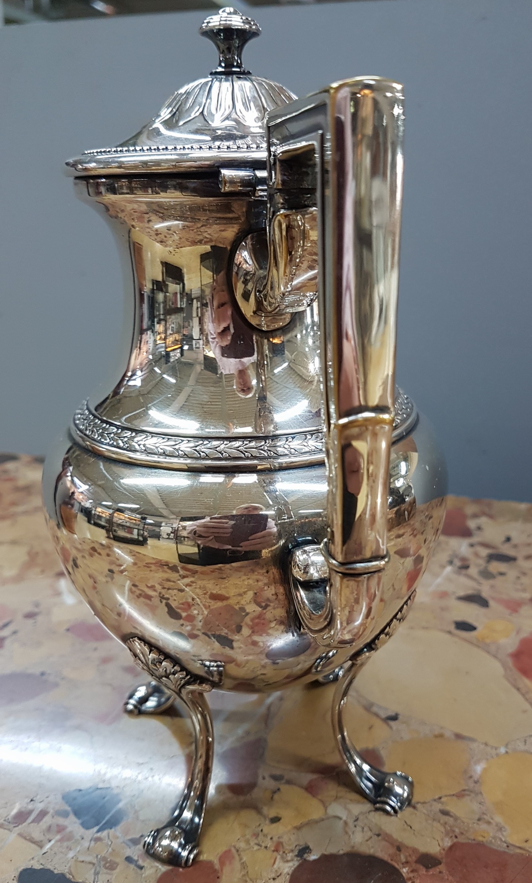 Detail d: Kaffeekanne, London, 1950er Jahre, Sterling Silber, Empirestil, Palmblatt- und Akanthusdekor, auf vier Füßen stehend, Perlrand, H. ca. 23cm, ca. ...