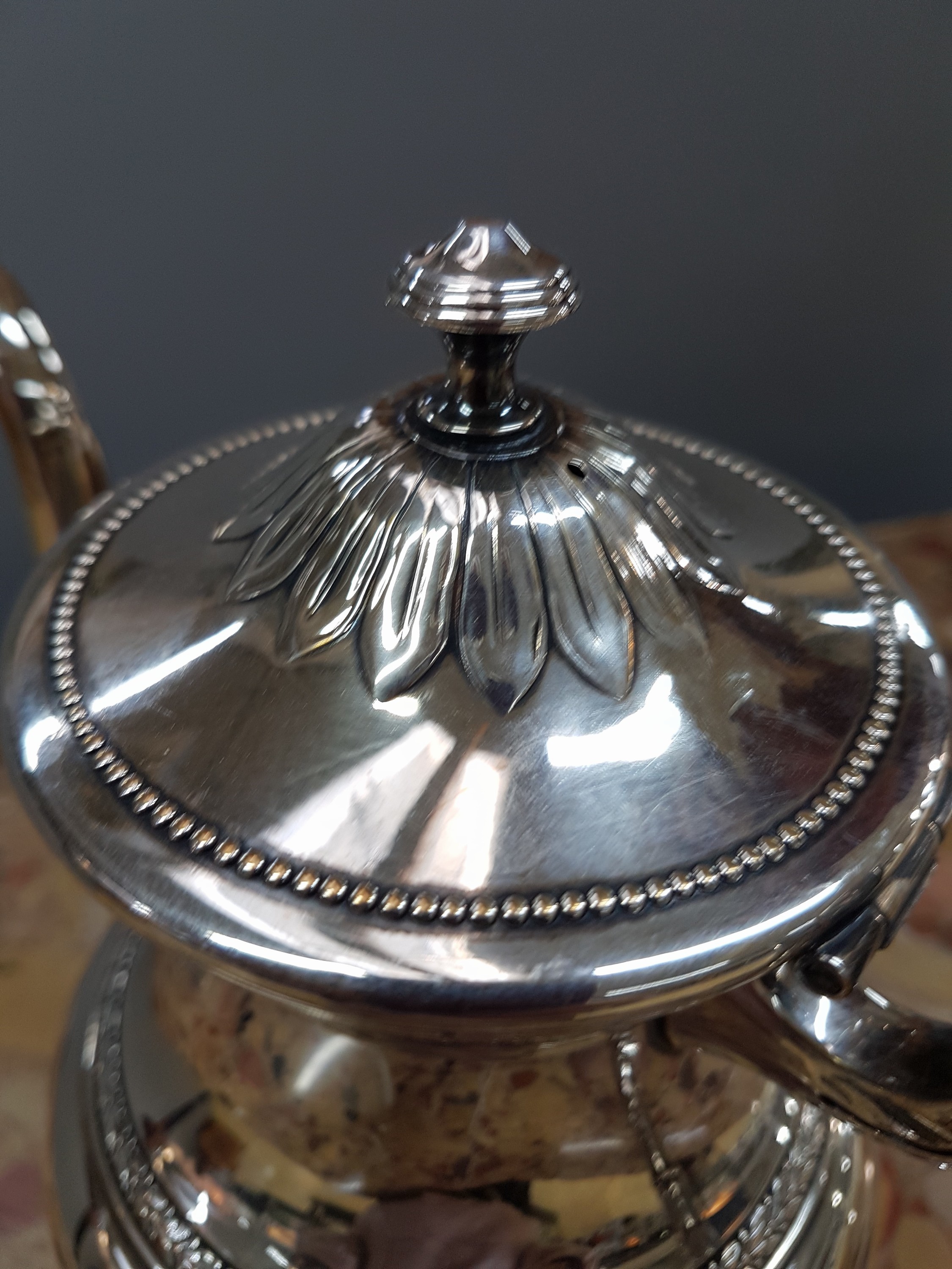 Detail e: Kaffeekanne, London, 1950er Jahre, Sterling Silber, Empirestil, Palmblatt- und Akanthusdekor, auf vier Füßen stehend, Perlrand, H. ca. 23cm, ca. ...