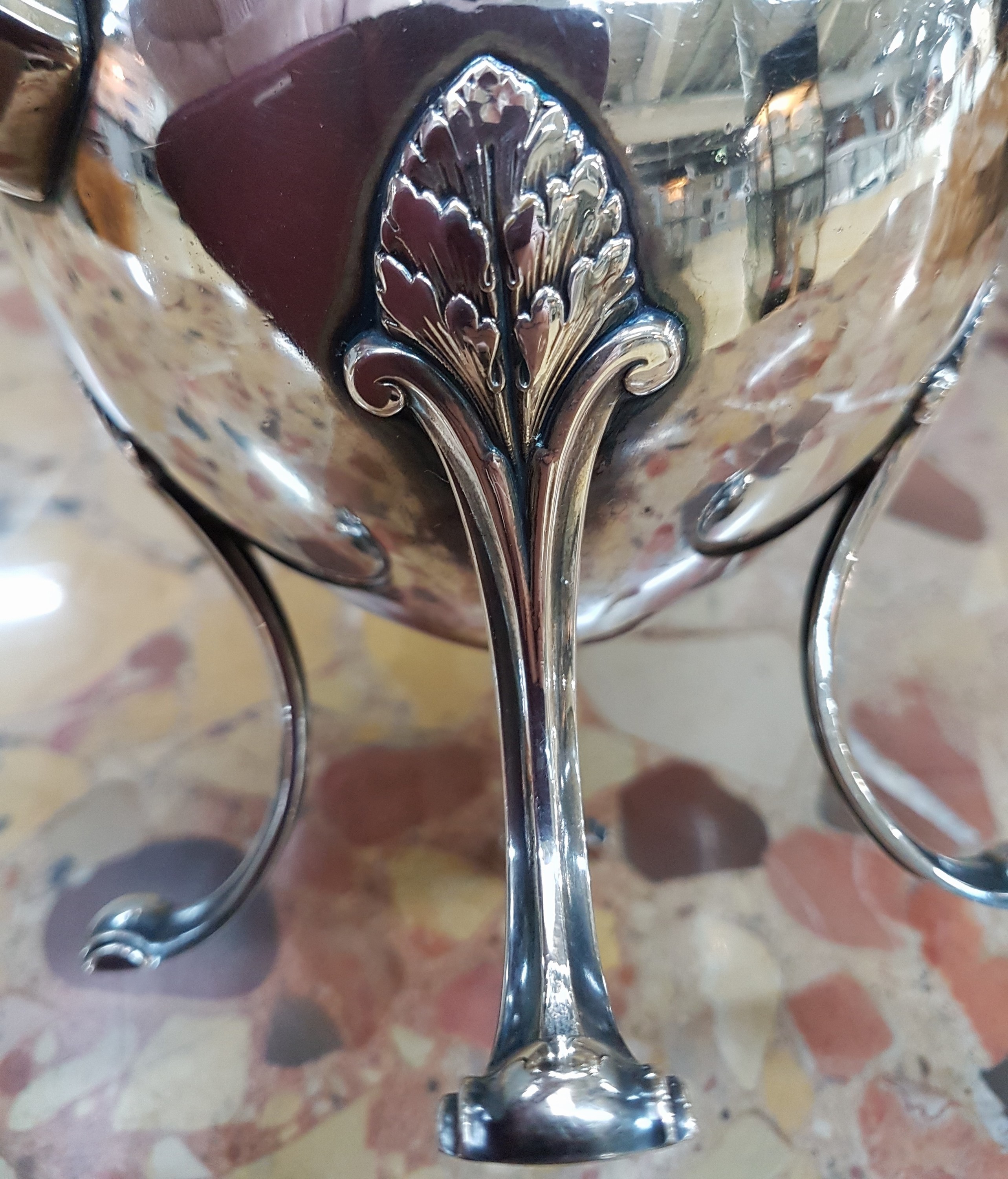 Detail f: Kaffeekanne, London, 1950er Jahre, Sterling Silber, Empirestil, Palmblatt- und Akanthusdekor, auf vier Füßen stehend, Perlrand, H. ca. 23cm, ca. ...