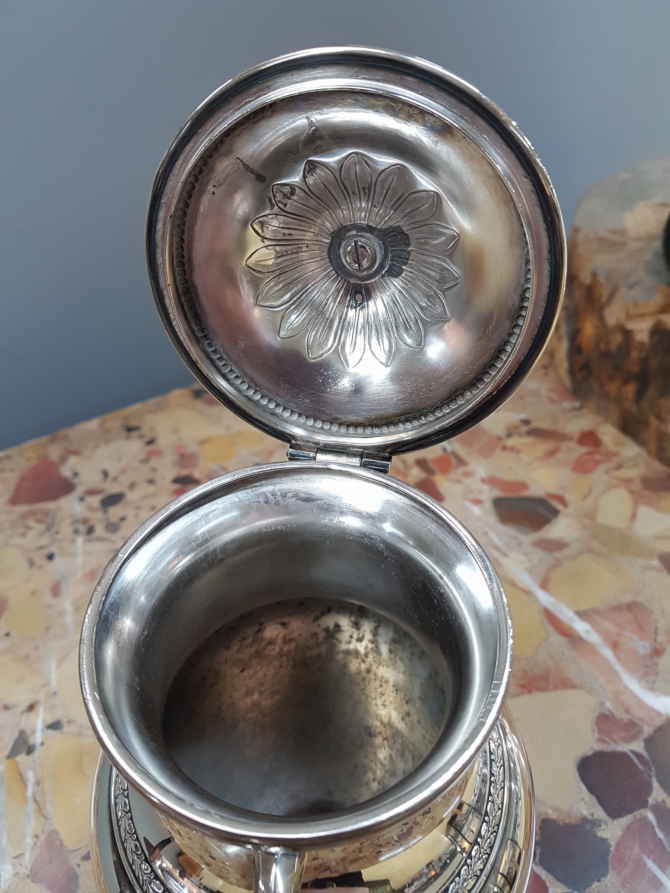 Detail g: Kaffeekanne, London, 1950er Jahre, Sterling Silber, Empirestil, Palmblatt- und Akanthusdekor, auf vier Füßen stehend, Perlrand, H. ca. 23cm, ca. ...