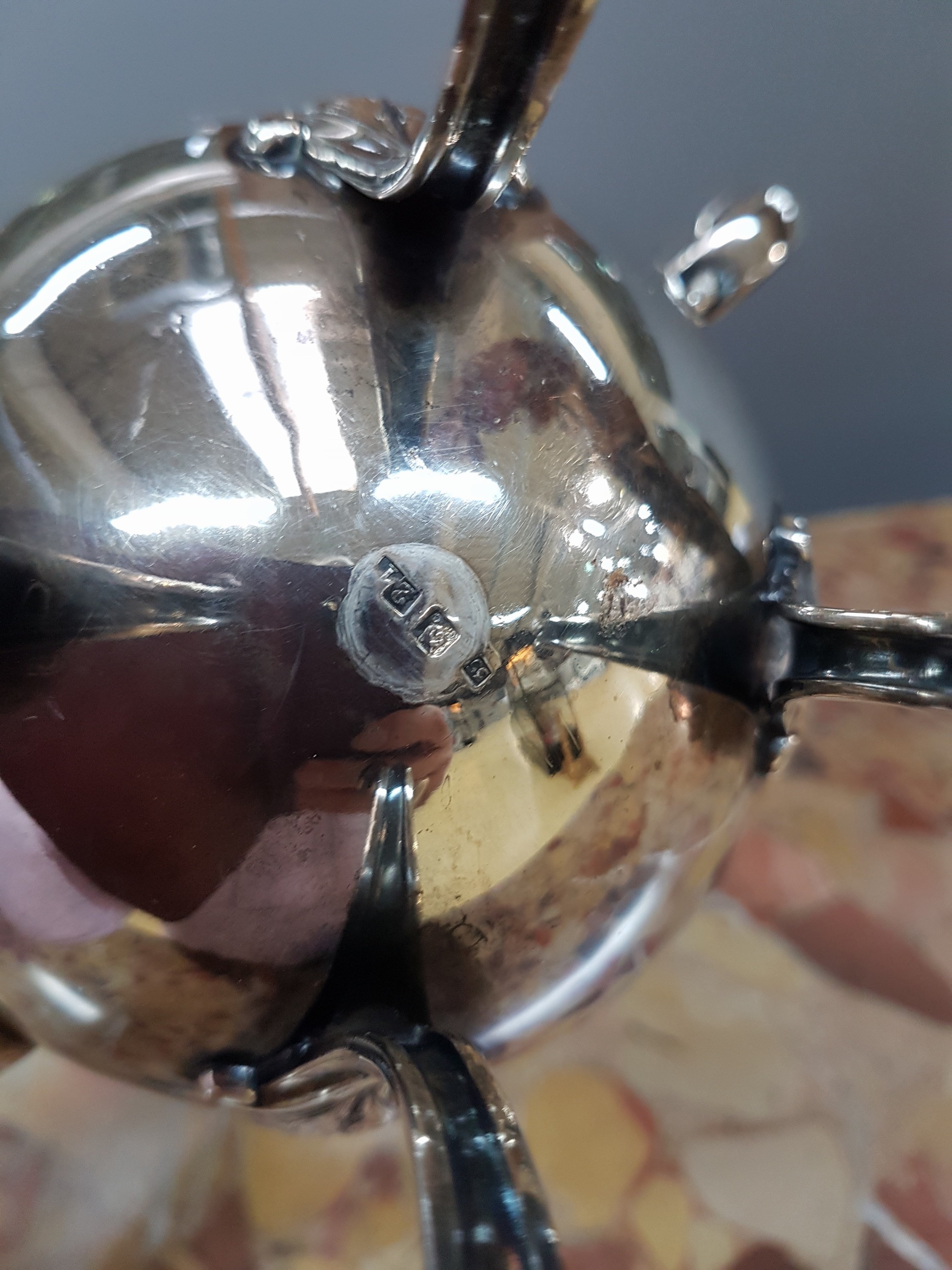 Detail h: Kaffeekanne, London, 1950er Jahre, Sterling Silber, Empirestil, Palmblatt- und Akanthusdekor, auf vier Füßen stehend, Perlrand, H. ca. 23cm, ca. ...