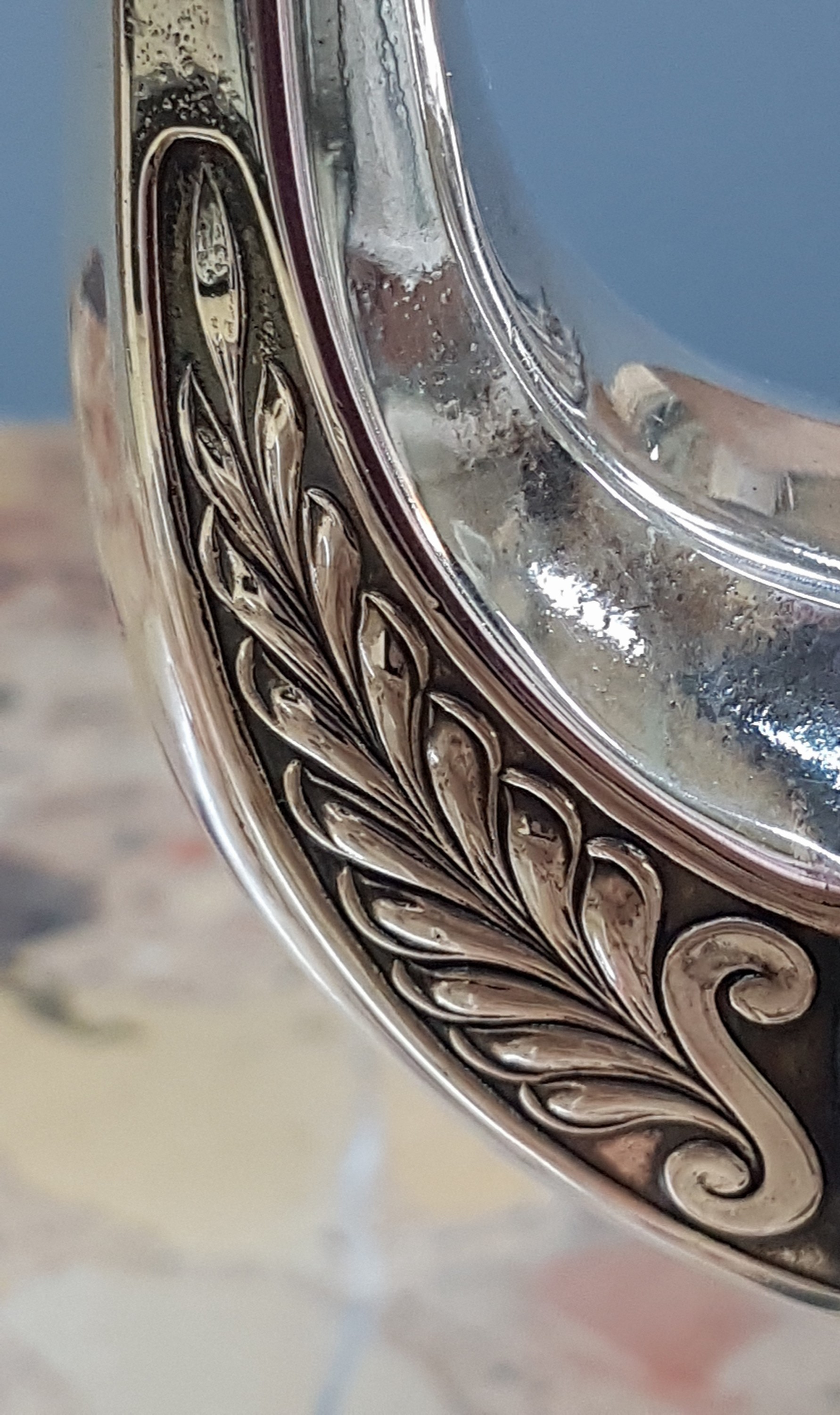 Detail j: Kaffeekanne, London, 1950er Jahre, Sterling Silber, Empirestil, Palmblatt- und Akanthusdekor, auf vier Füßen stehend, Perlrand, H. ca. 23cm, ca. ...