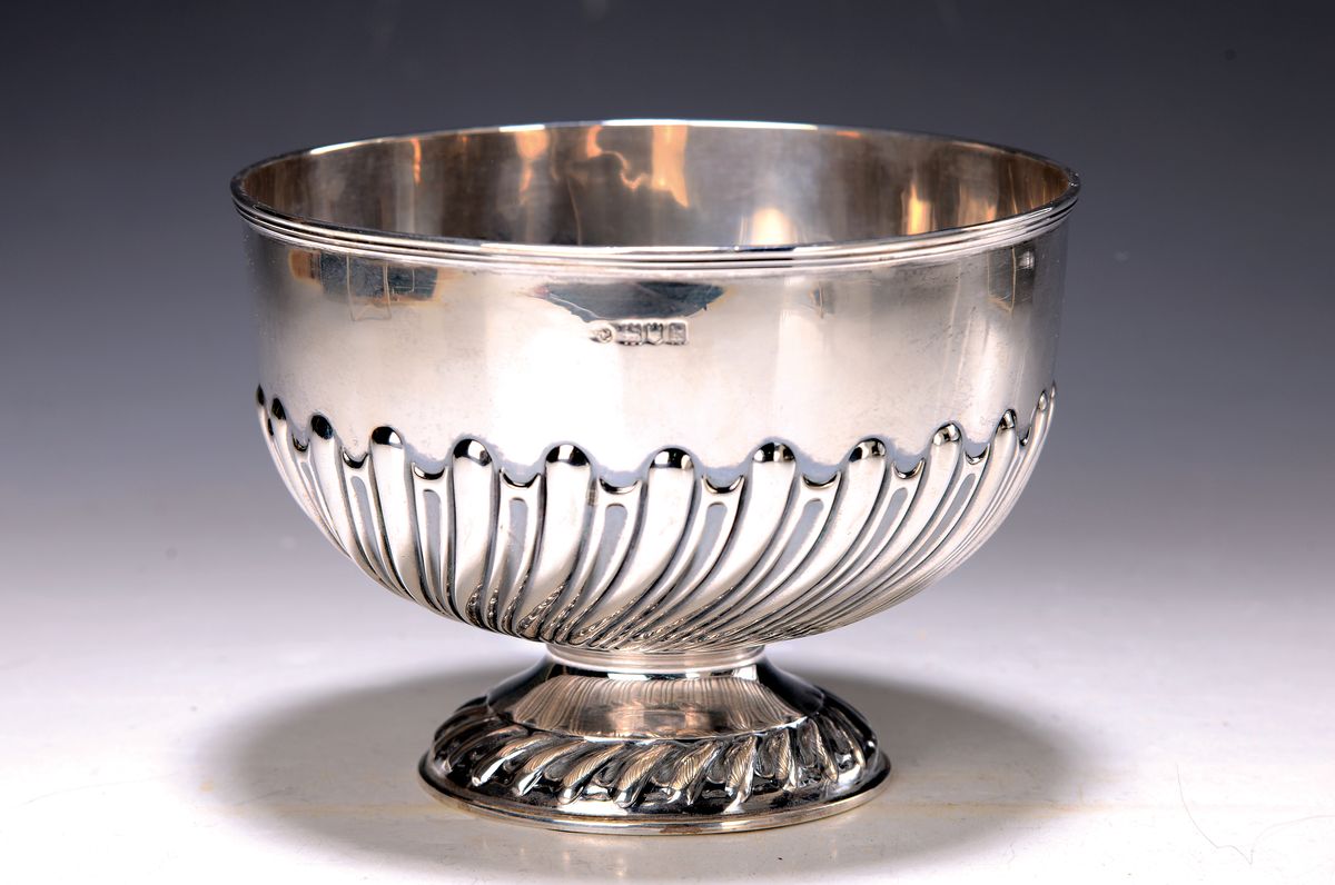 Anbietschale, England, um 1900, Sterling Silber, reliefiert und in sich gedreht, H. ca. 12cm, D. ca. 16cm, ca. 330 g.