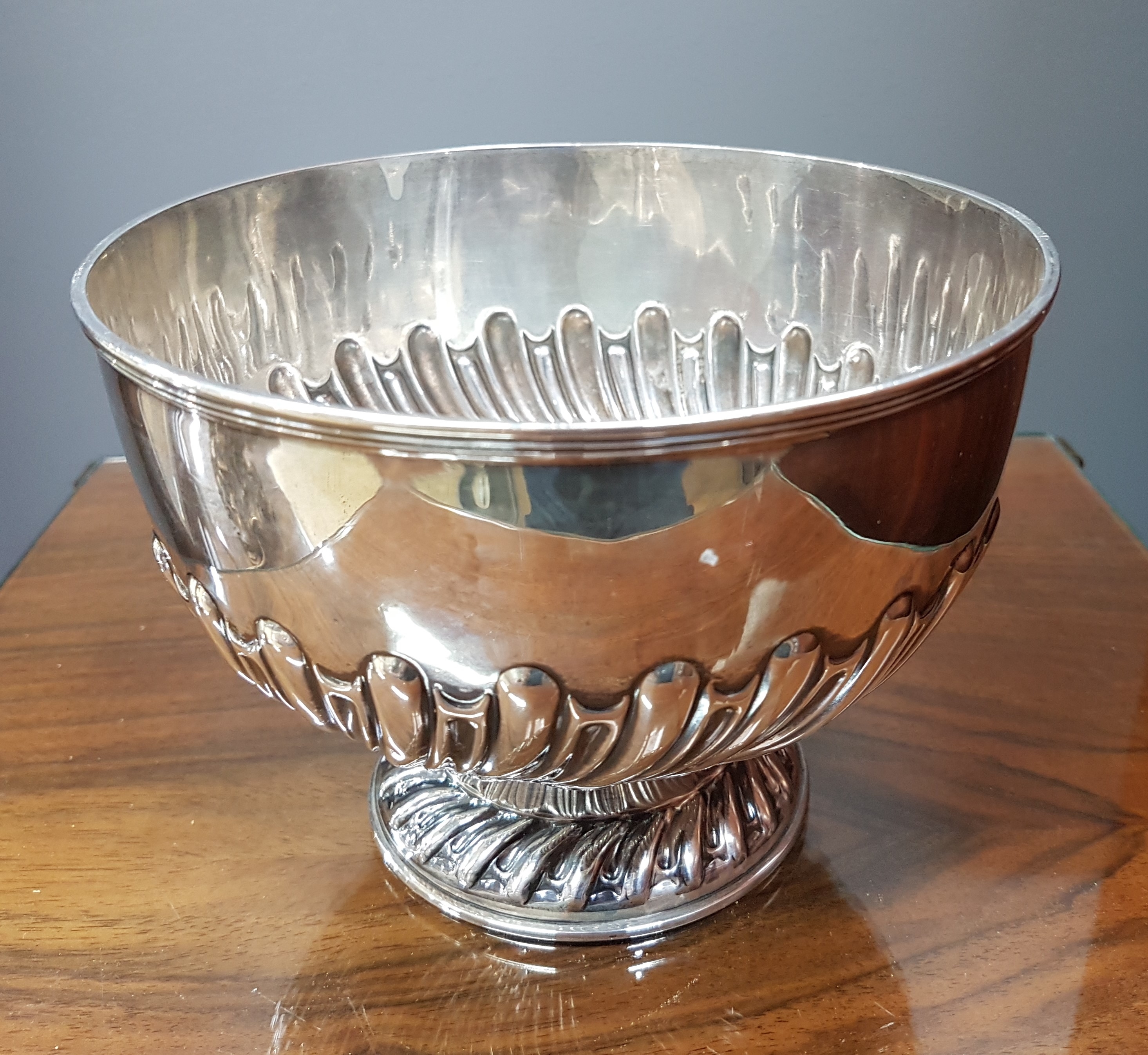 Detail a: Anbietschale, England, um 1900, Sterling Silber, reliefiert und in sich gedreht, H. ca. 12cm, D. ca. 16cm, ca. 330 g.