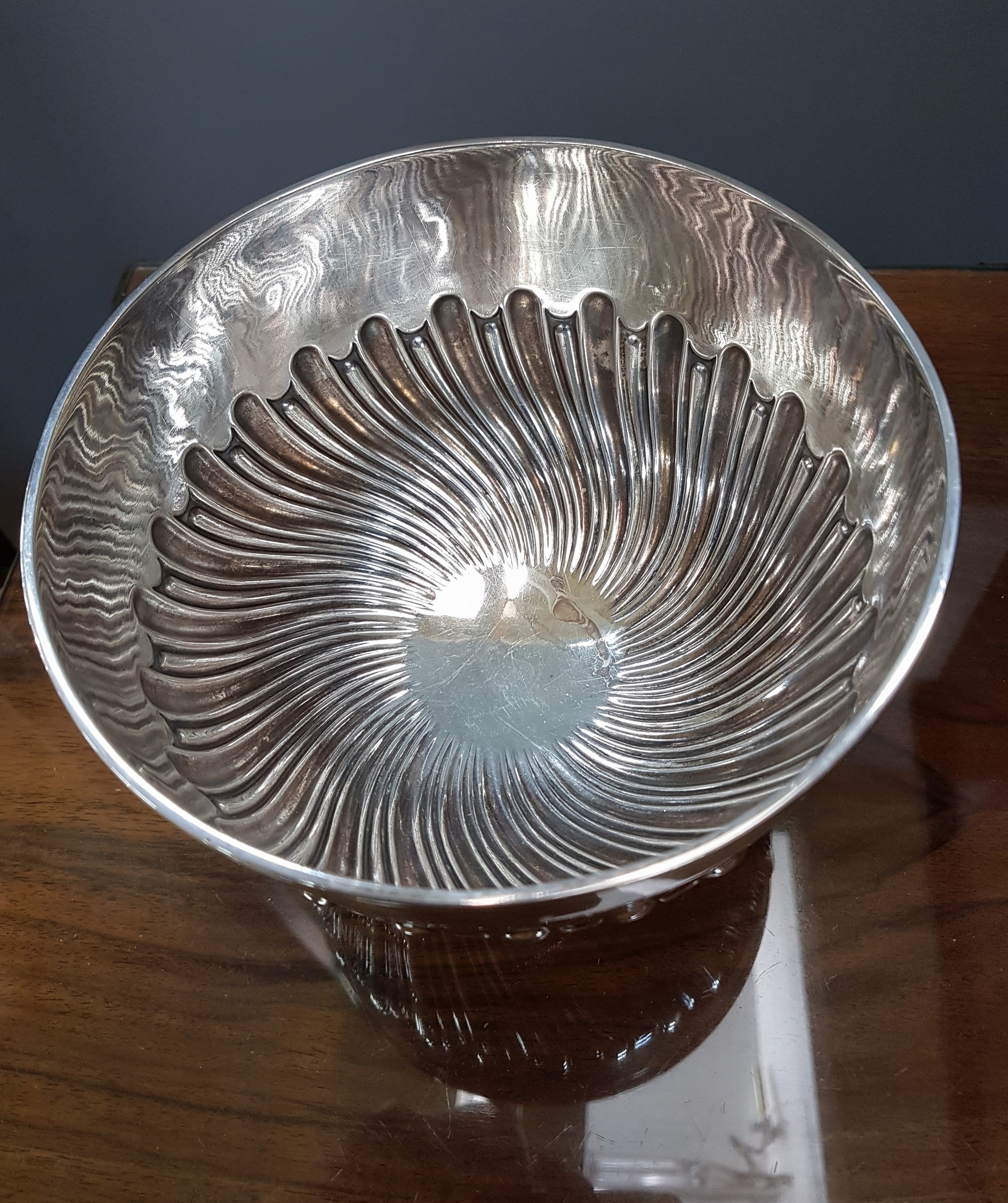 Detail b: Anbietschale, England, um 1900, Sterling Silber, reliefiert und in sich gedreht, H. ca. 12cm, D. ca. 16cm, ca. 330 g.