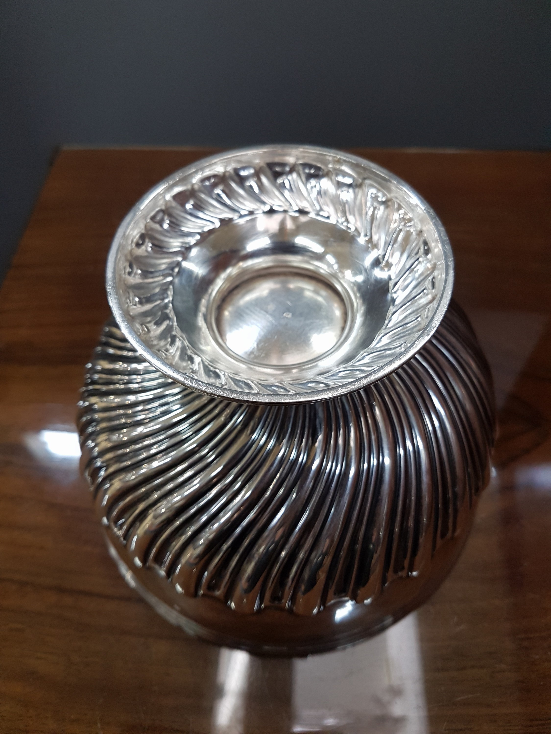 Detail c: Anbietschale, England, um 1900, Sterling Silber, reliefiert und in sich gedreht, H. ca. 12cm, D. ca. 16cm, ca. 330 g.