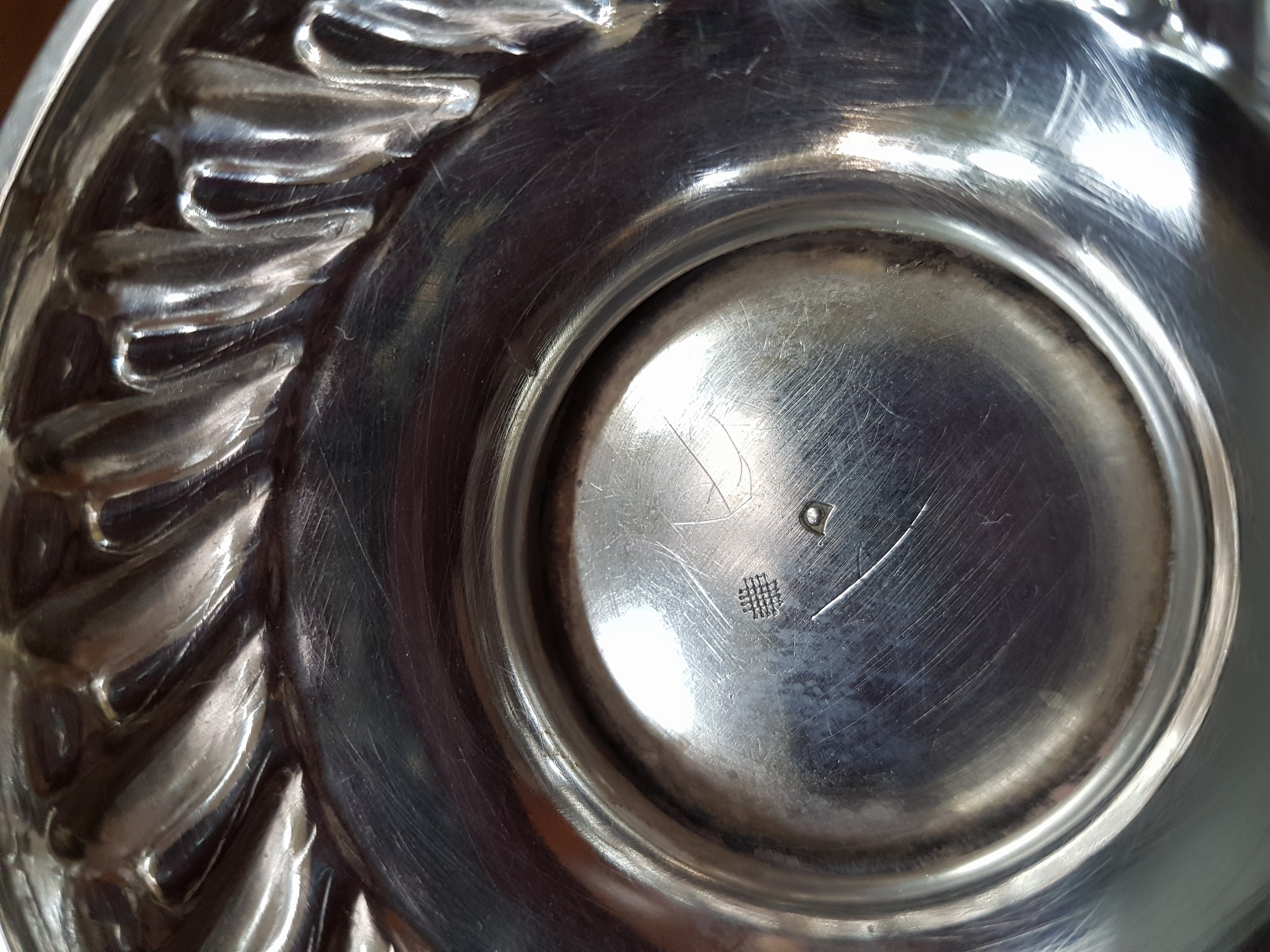Detail d: Anbietschale, England, um 1900, Sterling Silber, reliefiert und in sich gedreht, H. ca. 12cm, D. ca. 16cm, ca. 330 g.
