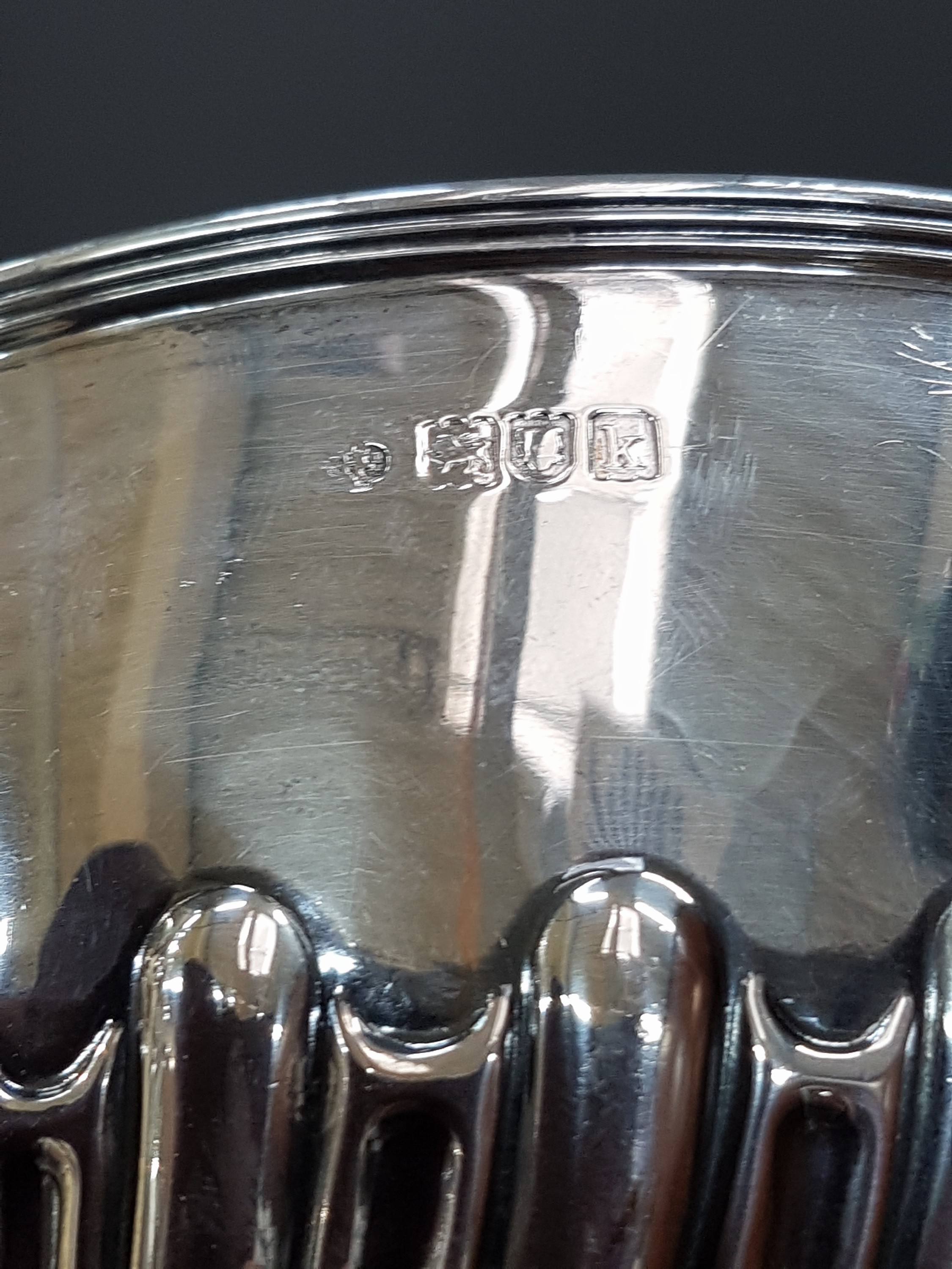 Detail e: Anbietschale, England, um 1900, Sterling Silber, reliefiert und in sich gedreht, H. ca. 12cm, D. ca. 16cm, ca. 330 g.