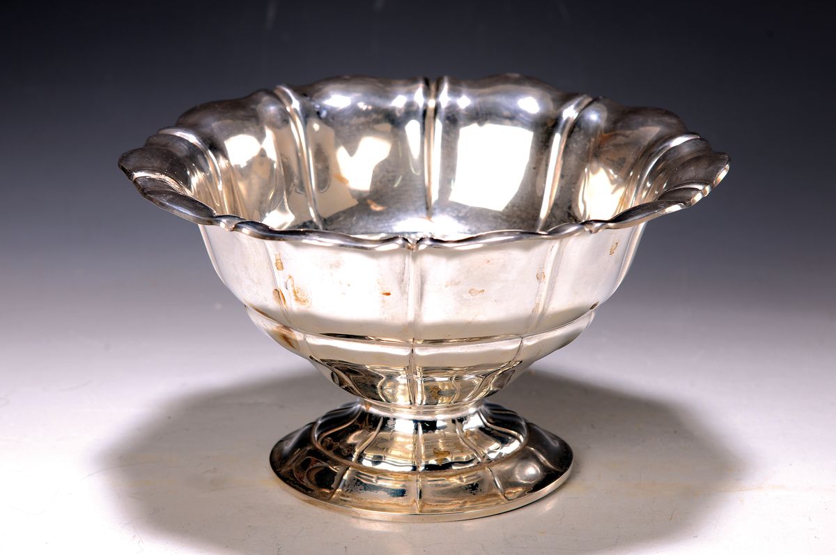 Anbietschale, deutsch, frühes 20. Jh., 800er Silber, reliefiert und facettiert, H. ca. 13cm, D. ca. 23.5cm, ca. 350 g.