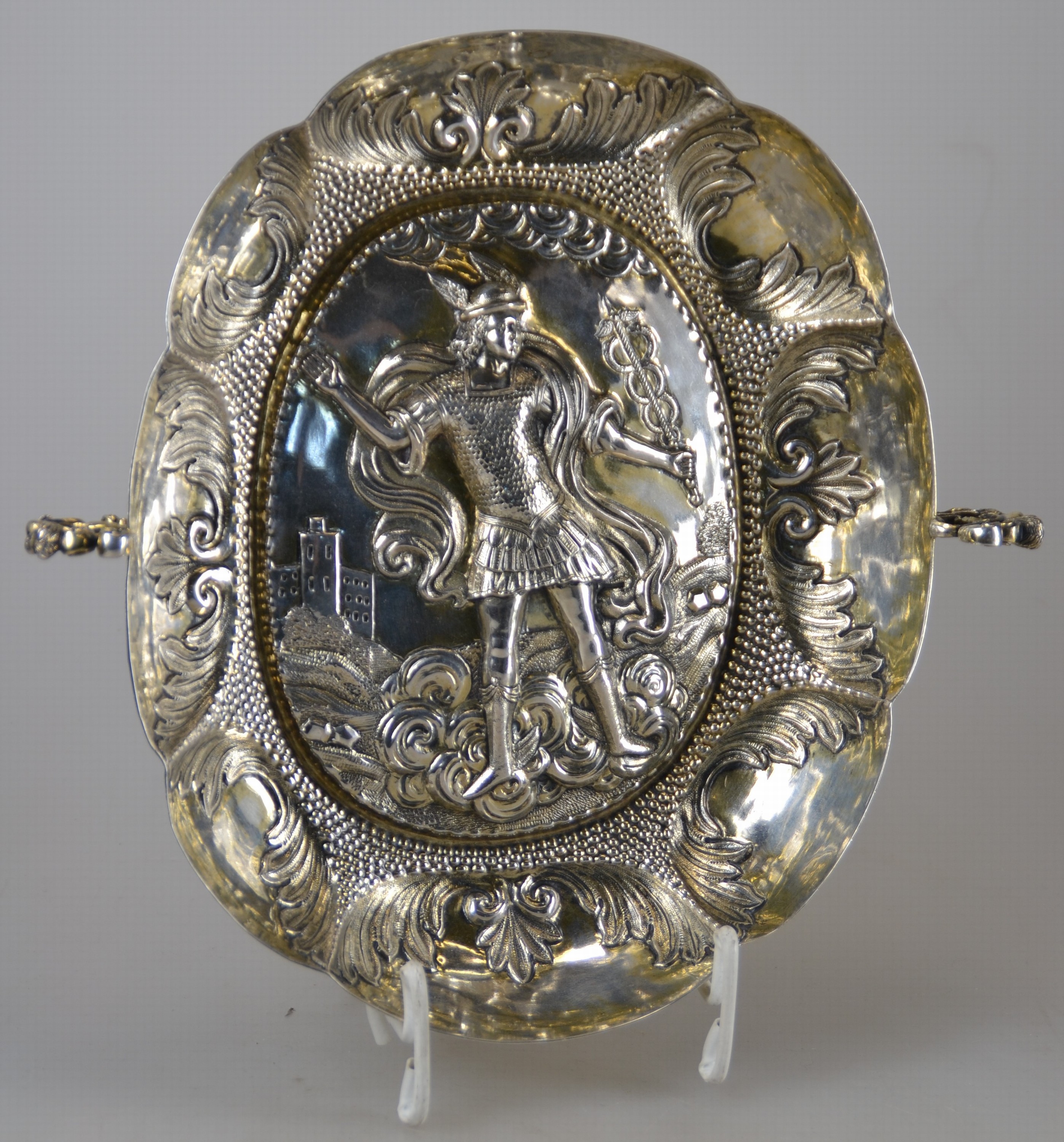 Detail a: Zierschale, Liegnitz, 18. Jh., 13-lötiges Silber, reliefiert mit Ritter und Burg, nachgestochen und fein punziert, 2 Henkel in Karyatidenform, ca. ...