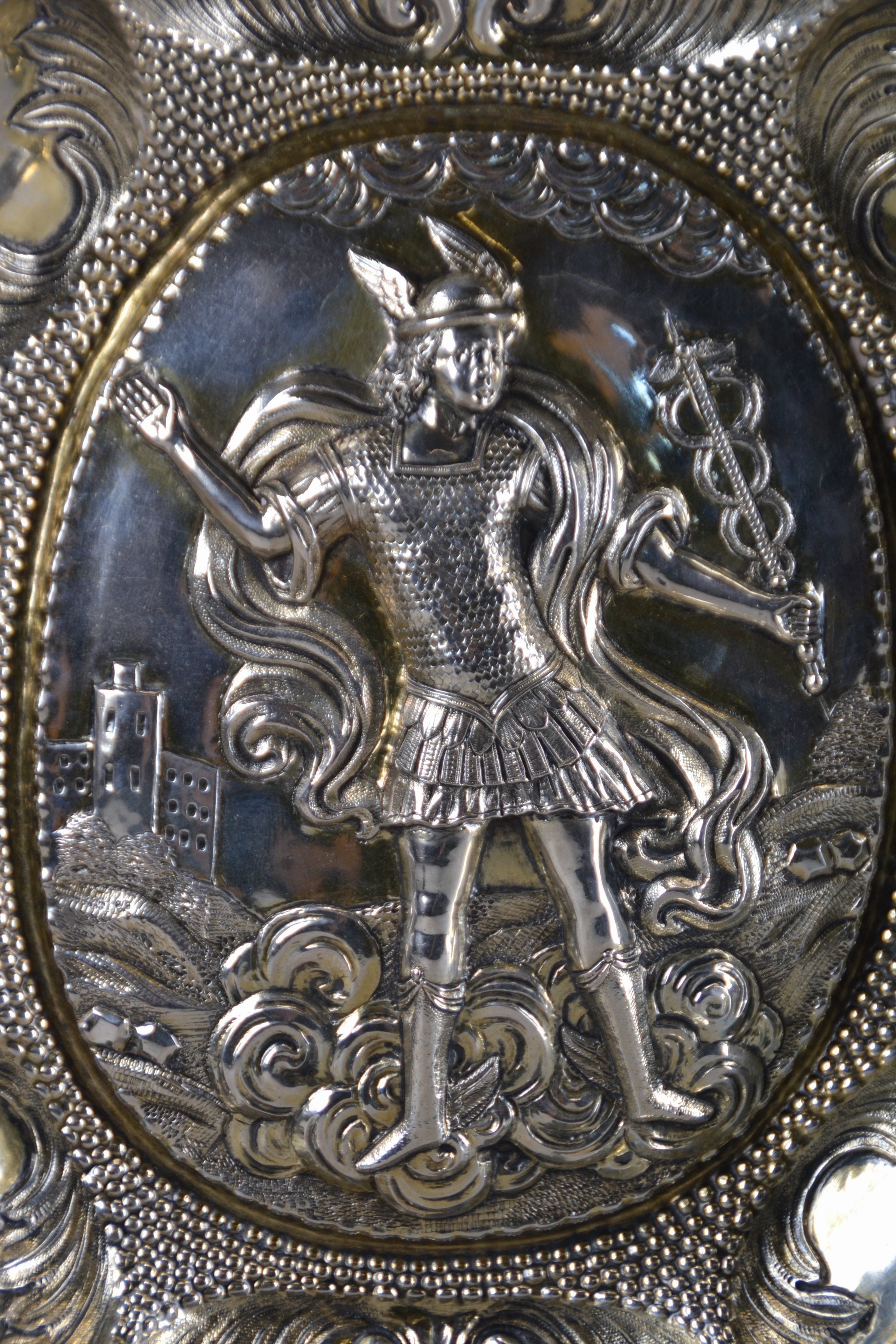 Detail b: Zierschale, Liegnitz, 18. Jh., 13-lötiges Silber, reliefiert mit Ritter und Burg, nachgestochen und fein punziert, 2 Henkel in Karyatidenform, ca. ...
