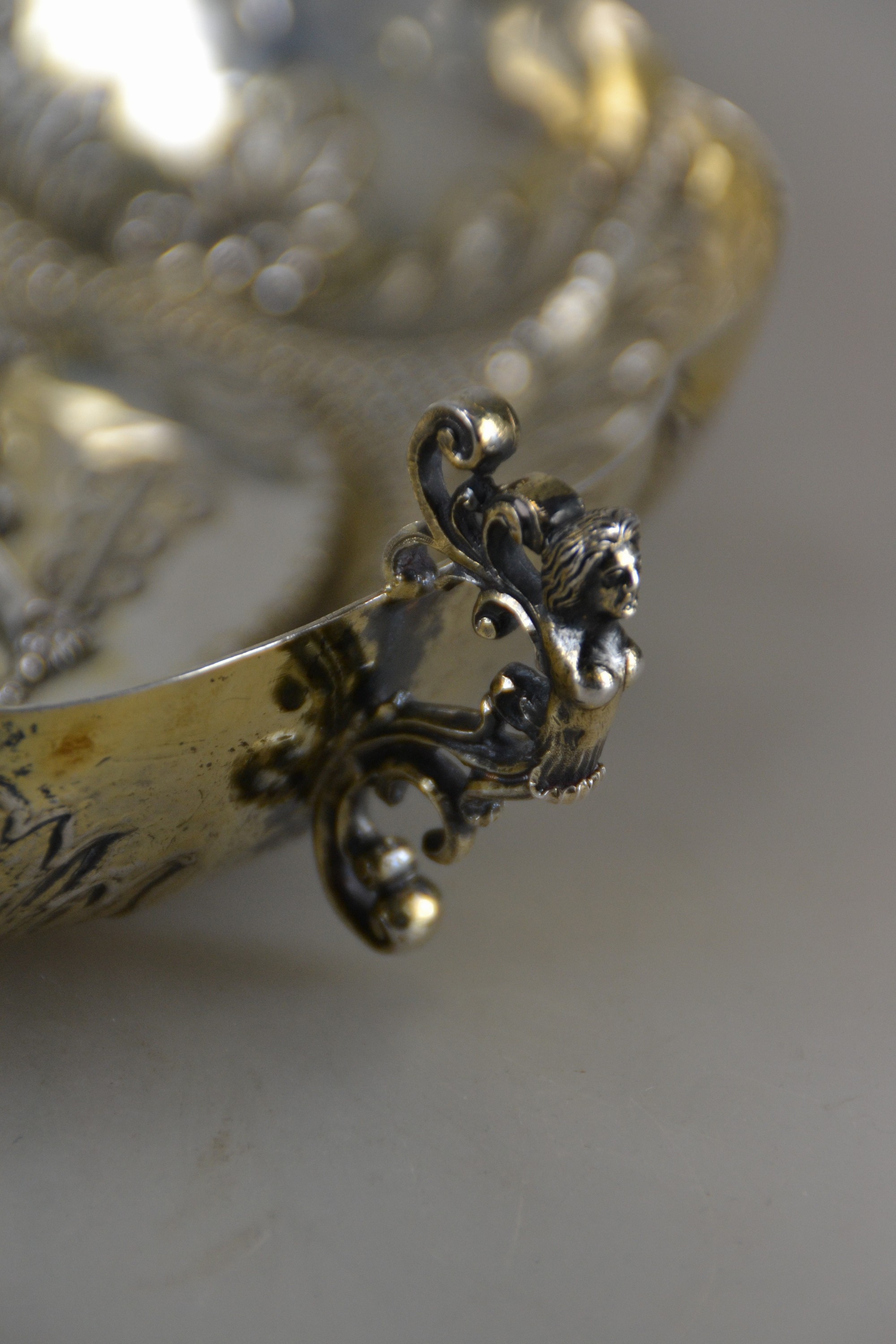 Detail c: Zierschale, Liegnitz, 18. Jh., 13-lötiges Silber, reliefiert mit Ritter und Burg, nachgestochen und fein punziert, 2 Henkel in Karyatidenform, ca. ...