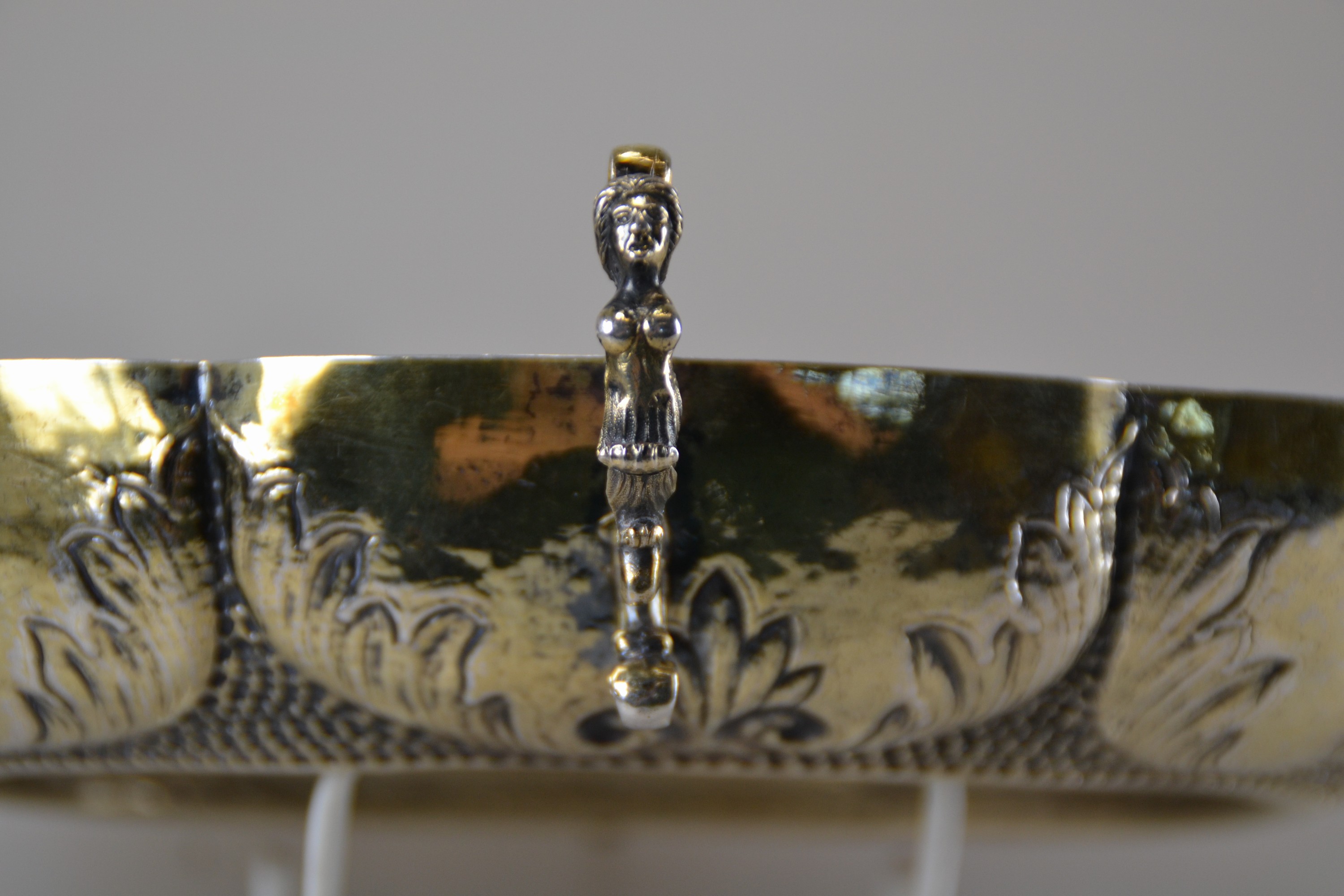 Detail d: Zierschale, Liegnitz, 18. Jh., 13-lötiges Silber, reliefiert mit Ritter und Burg, nachgestochen und fein punziert, 2 Henkel in Karyatidenform, ca. ...