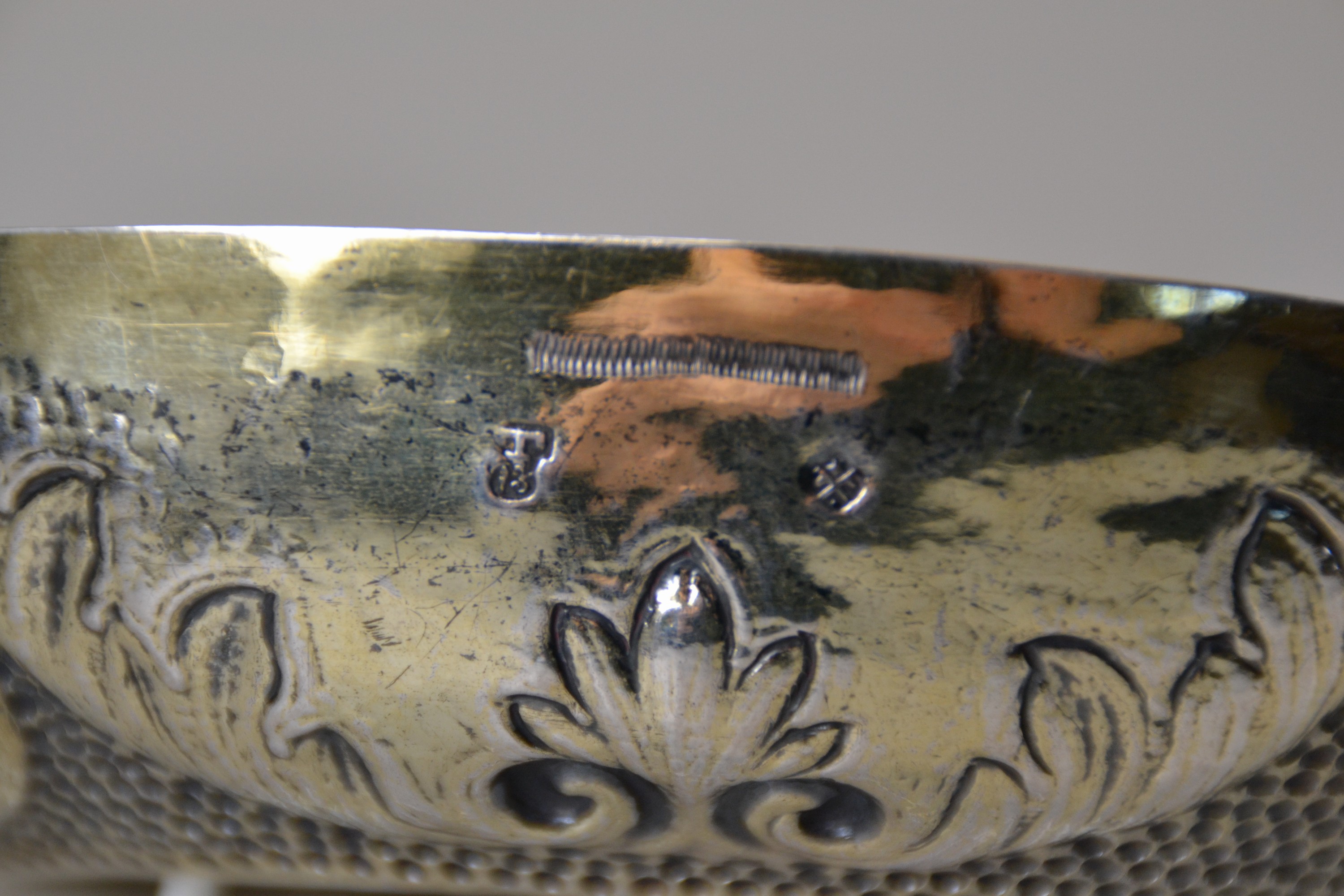 Detail e: Zierschale, Liegnitz, 18. Jh., 13-lötiges Silber, reliefiert mit Ritter und Burg, nachgestochen und fein punziert, 2 Henkel in Karyatidenform, ca. ...
