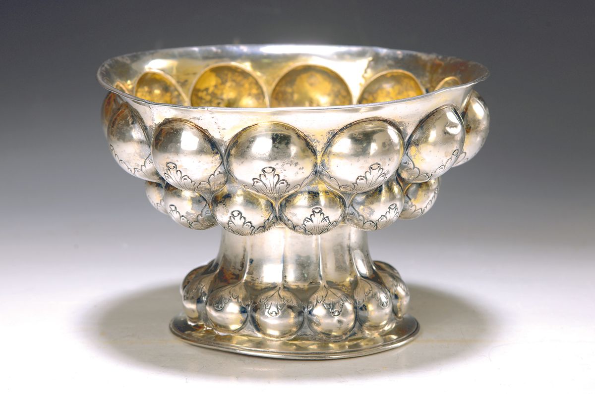 Anbietschale, deutsch, 1. Hälfte 20. Jh., 800er Silber, sog. Buckelschale, reich reliefiert und graviert, H. ca. 13.5cm, D. ca. 20cm, ca. 480 g., ...