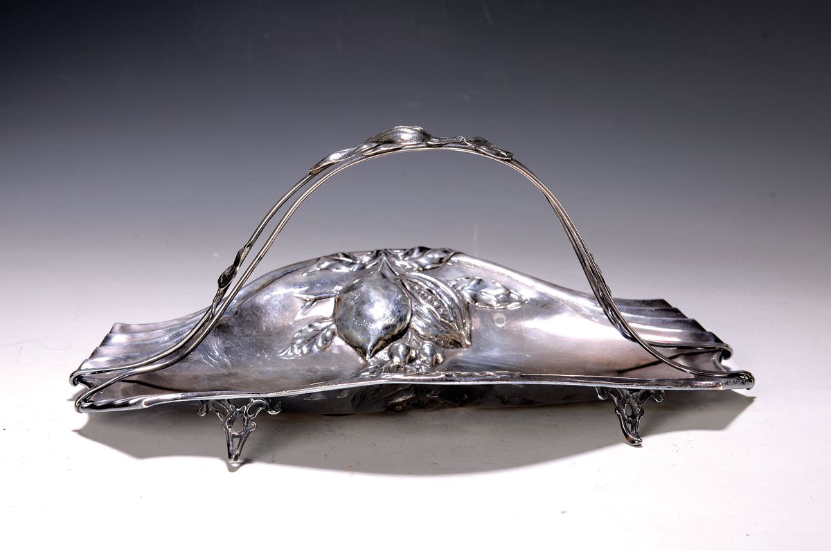 Anbietschale, Frankreich, um 1900, Silber, reliefiert mit Obst und Blättern, auf vier Füßen stehend, Henkel, ca. 14x33x20cm