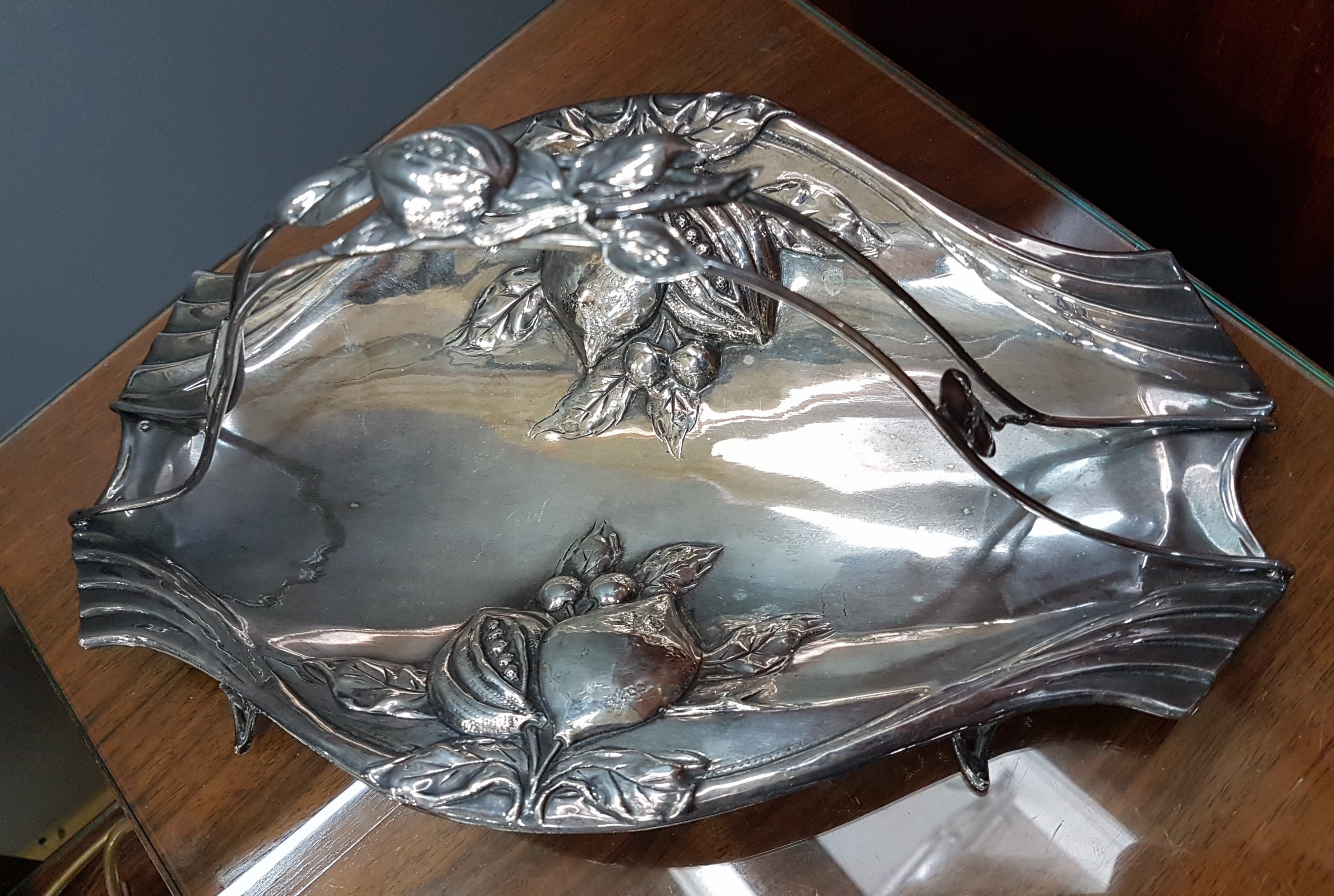 Detail a: Anbietschale, Frankreich, um 1900, Silber, reliefiert mit Obst und Blättern, auf vier Füßen stehend, Henkel, ca. 14x33x20cm