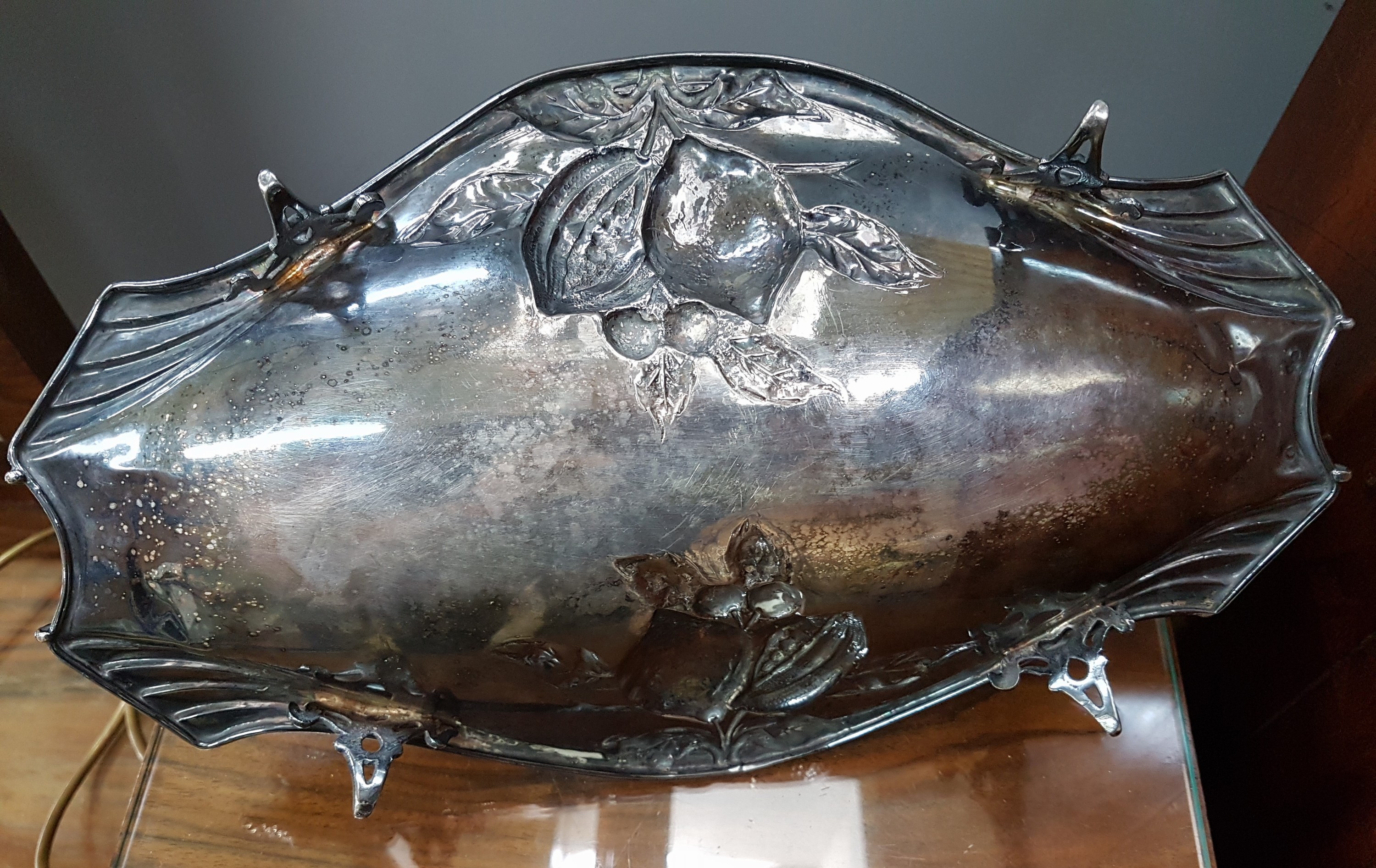 Detail b: Anbietschale, Frankreich, um 1900, Silber, reliefiert mit Obst und Blättern, auf vier Füßen stehend, Henkel, ca. 14x33x20cm