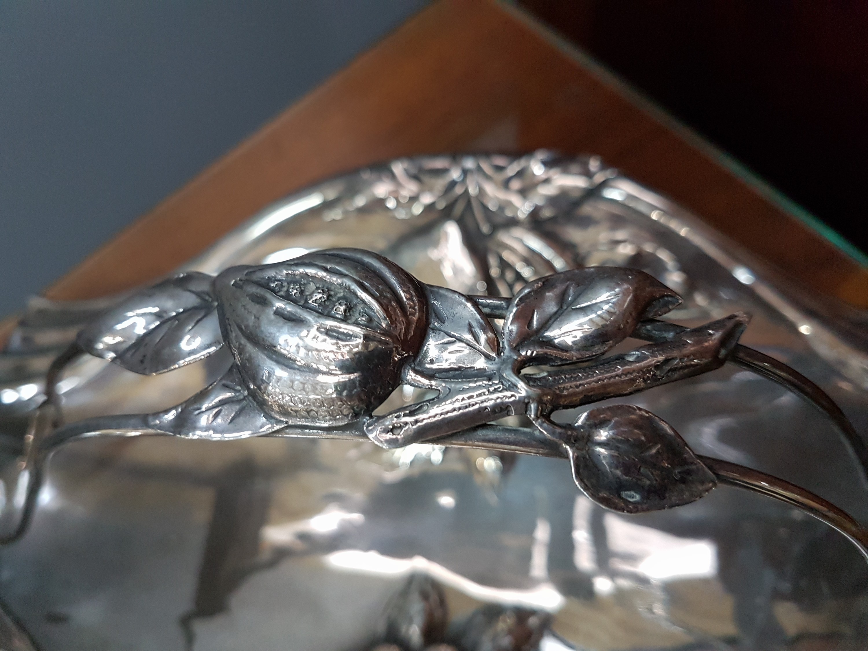 Detail c: Anbietschale, Frankreich, um 1900, Silber, reliefiert mit Obst und Blättern, auf vier Füßen stehend, Henkel, ca. 14x33x20cm