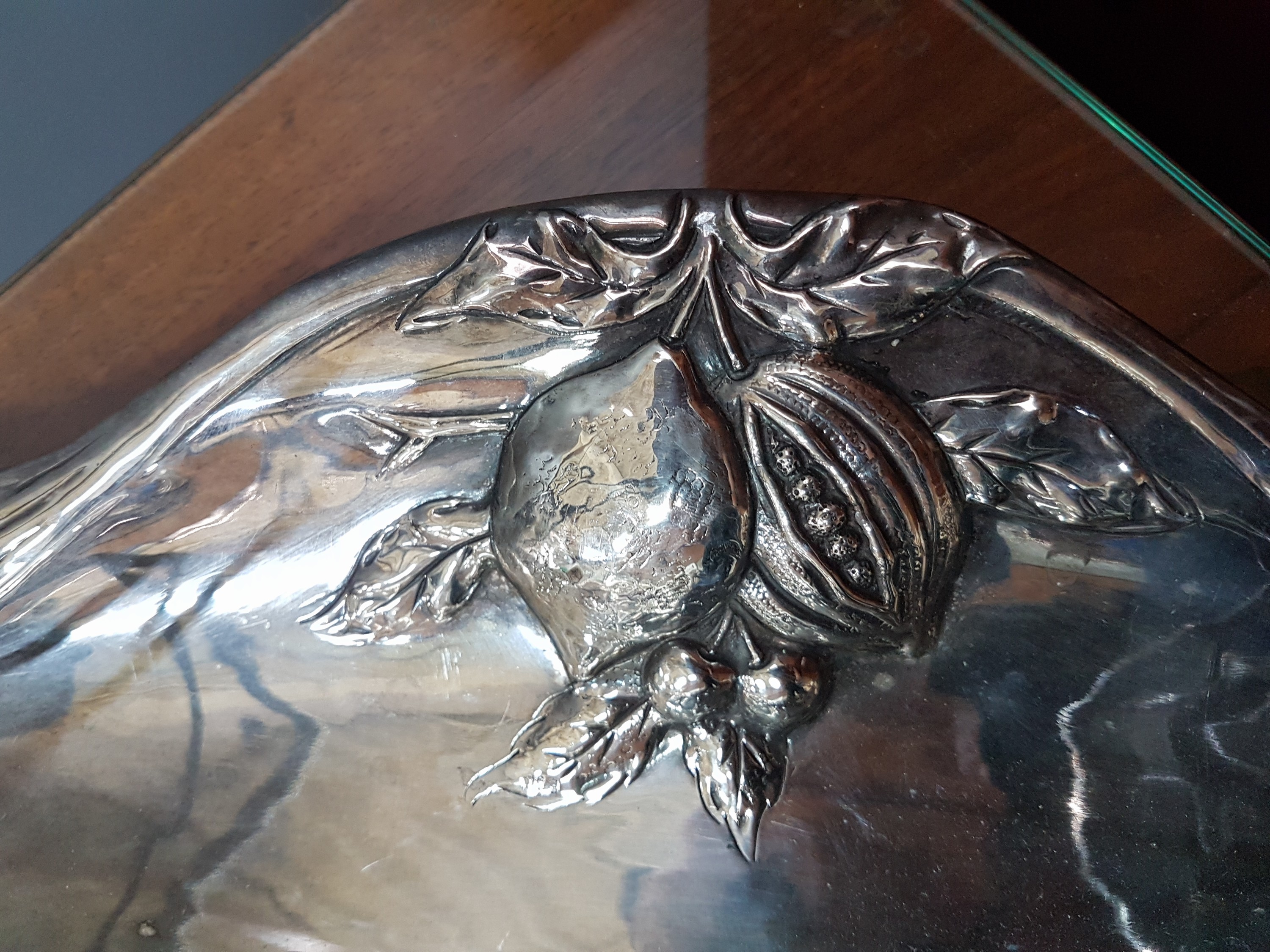 Detail d: Anbietschale, Frankreich, um 1900, Silber, reliefiert mit Obst und Blättern, auf vier Füßen stehend, Henkel, ca. 14x33x20cm