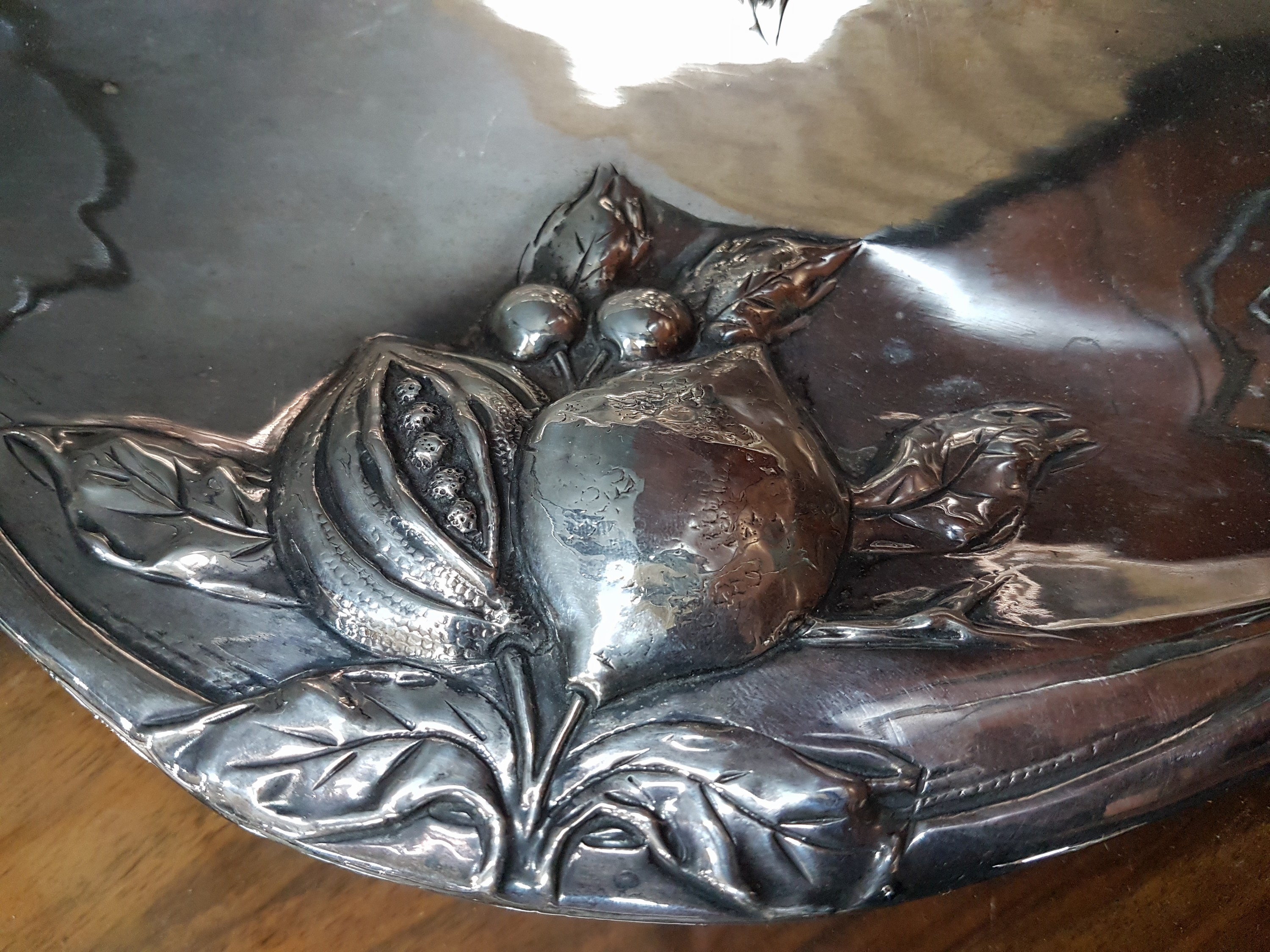 Detail e: Anbietschale, Frankreich, um 1900, Silber, reliefiert mit Obst und Blättern, auf vier Füßen stehend, Henkel, ca. 14x33x20cm