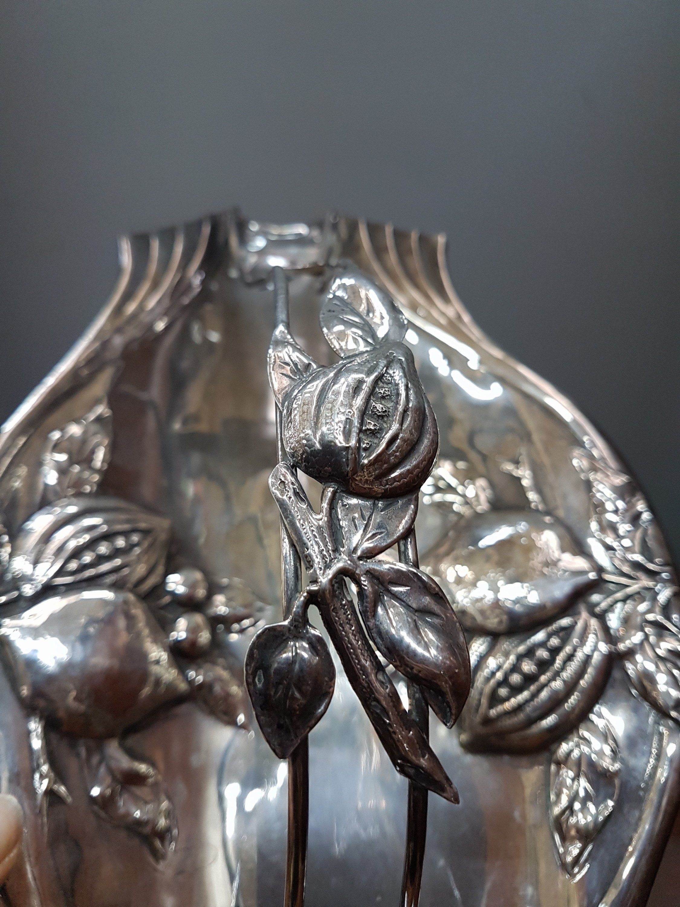 Detail f: Anbietschale, Frankreich, um 1900, Silber, reliefiert mit Obst und Blättern, auf vier Füßen stehend, Henkel, ca. 14x33x20cm