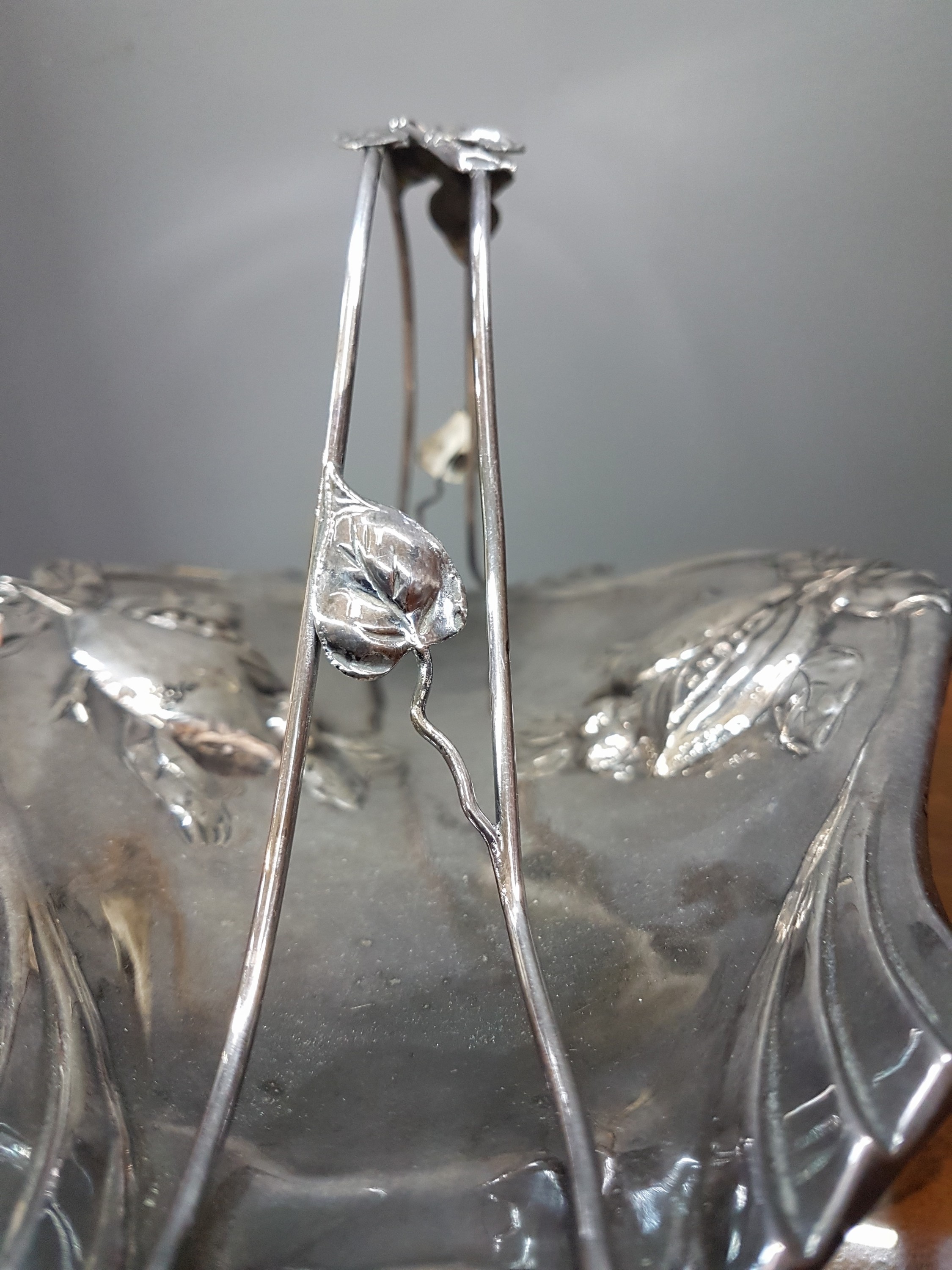 Detail g: Anbietschale, Frankreich, um 1900, Silber, reliefiert mit Obst und Blättern, auf vier Füßen stehend, Henkel, ca. 14x33x20cm