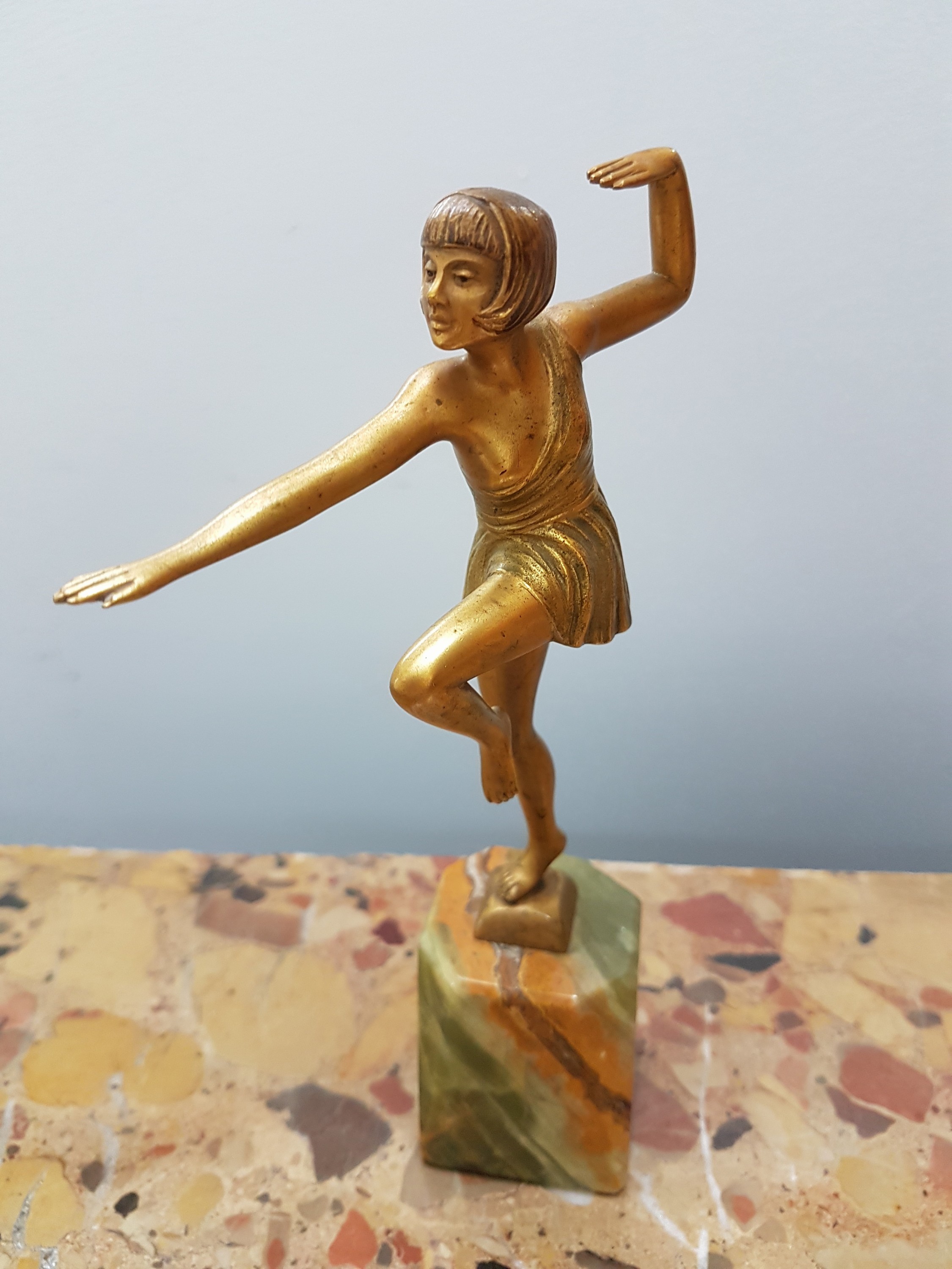 Detail a: Skulptur einer Tänzerin, Frankreich, 1930er Jahre, Art-Deco, Bronze goldfarben patiniert, Onyxsockel, Gesamth. ca. 19cm