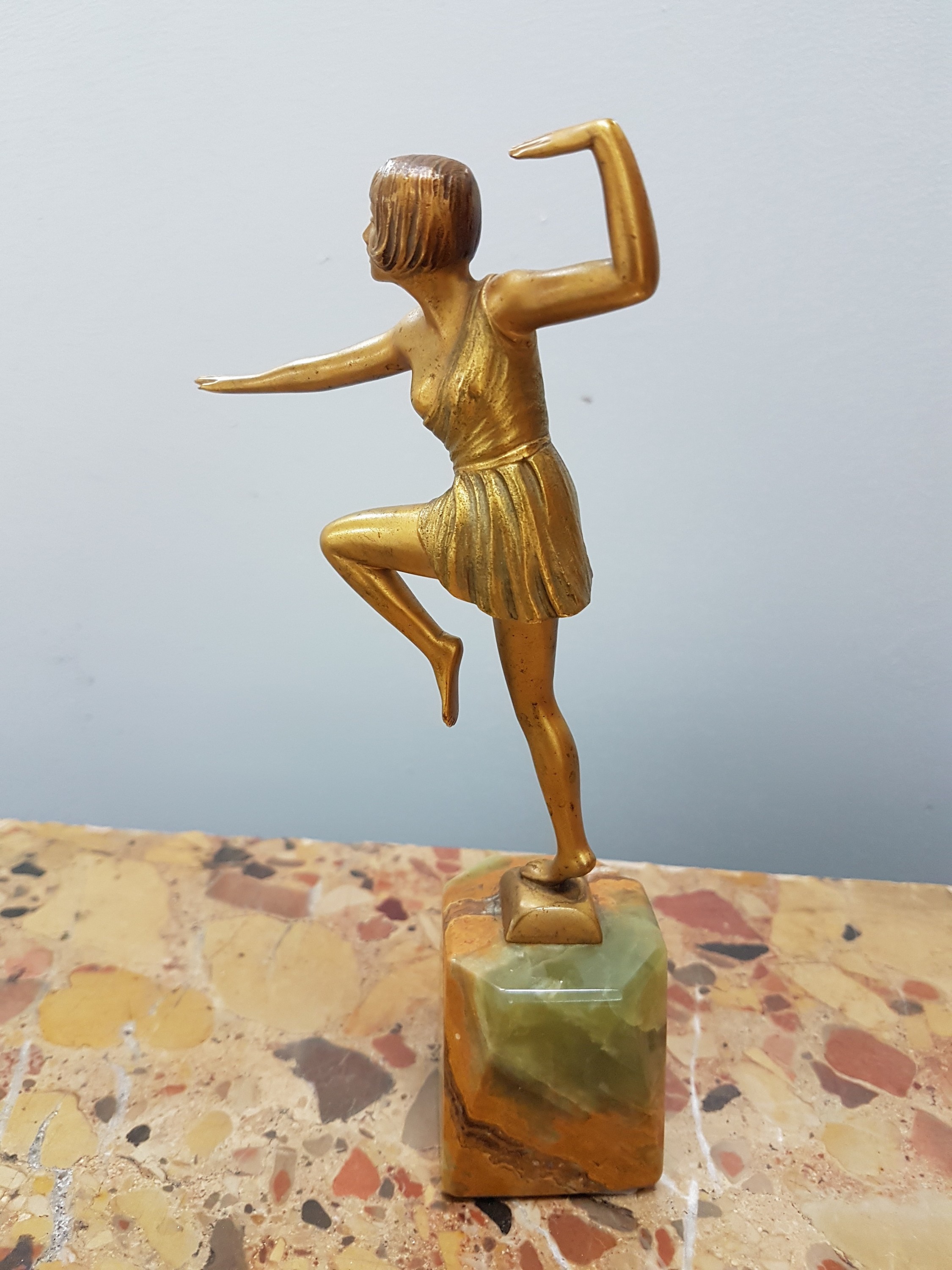 Detail b: Skulptur einer Tänzerin, Frankreich, 1930er Jahre, Art-Deco, Bronze goldfarben patiniert, Onyxsockel, Gesamth. ca. 19cm