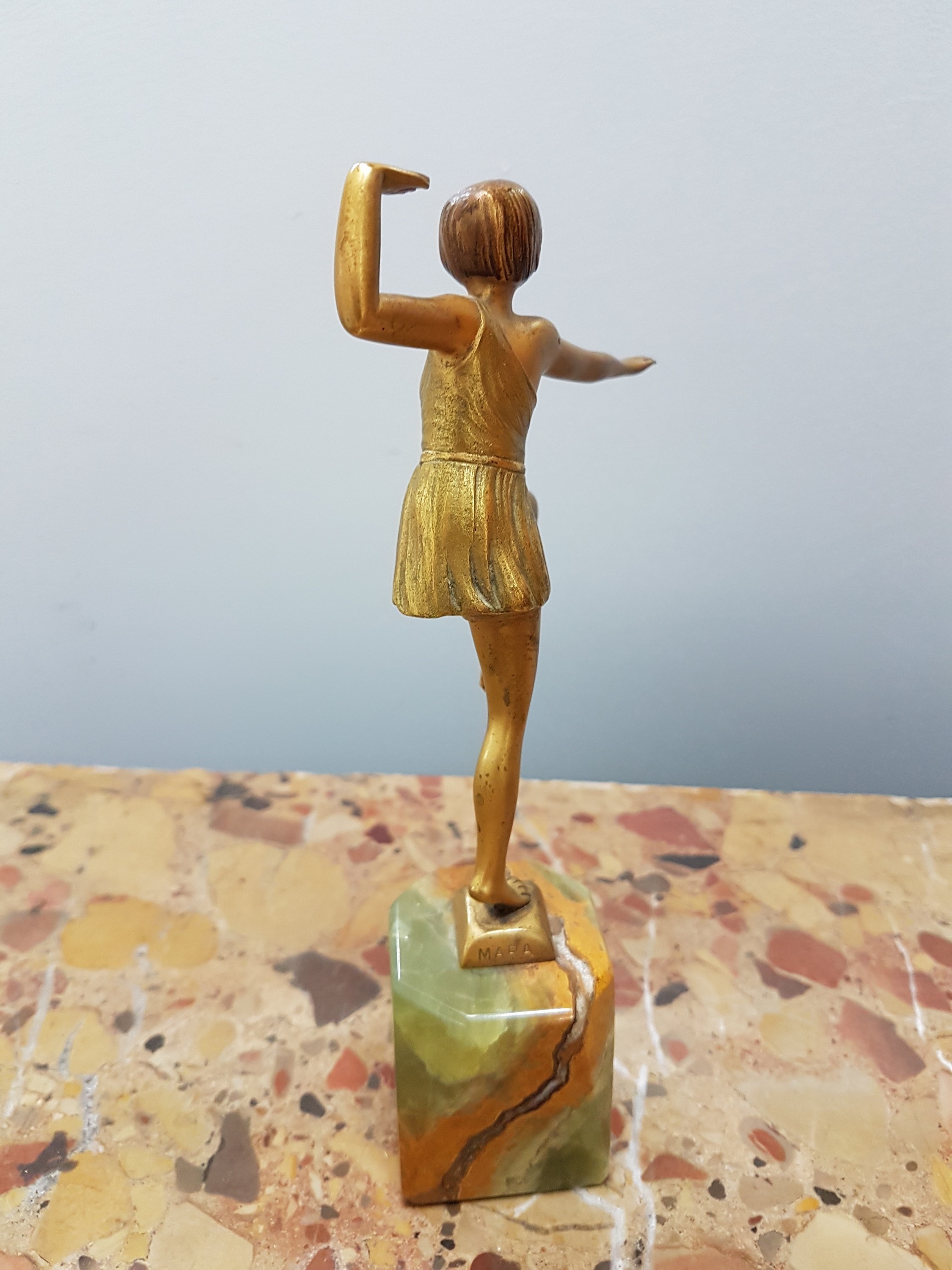 Detail c: Skulptur einer Tänzerin, Frankreich, 1930er Jahre, Art-Deco, Bronze goldfarben patiniert, Onyxsockel, Gesamth. ca. 19cm