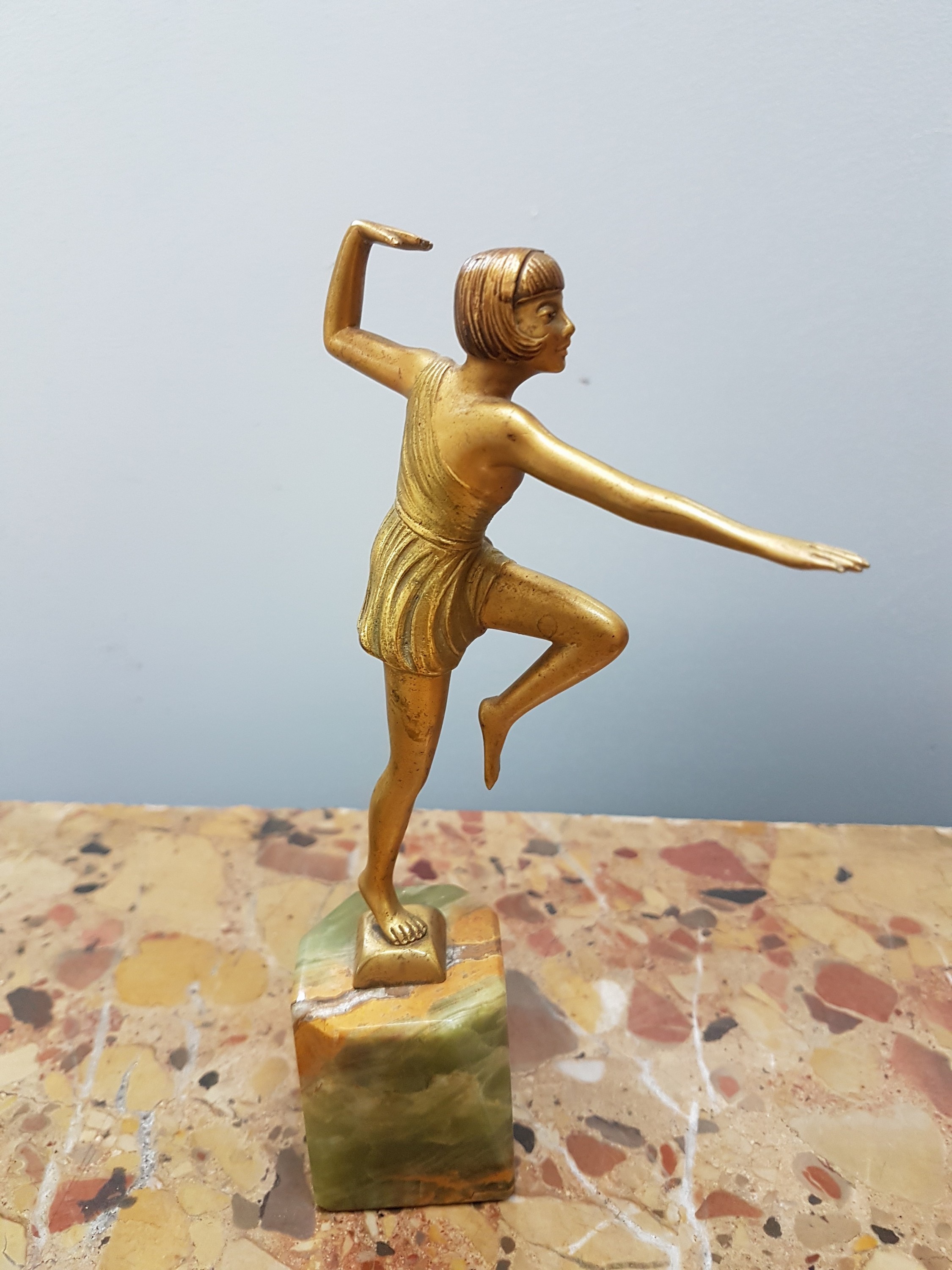 Detail d: Skulptur einer Tänzerin, Frankreich, 1930er Jahre, Art-Deco, Bronze goldfarben patiniert, Onyxsockel, Gesamth. ca. 19cm