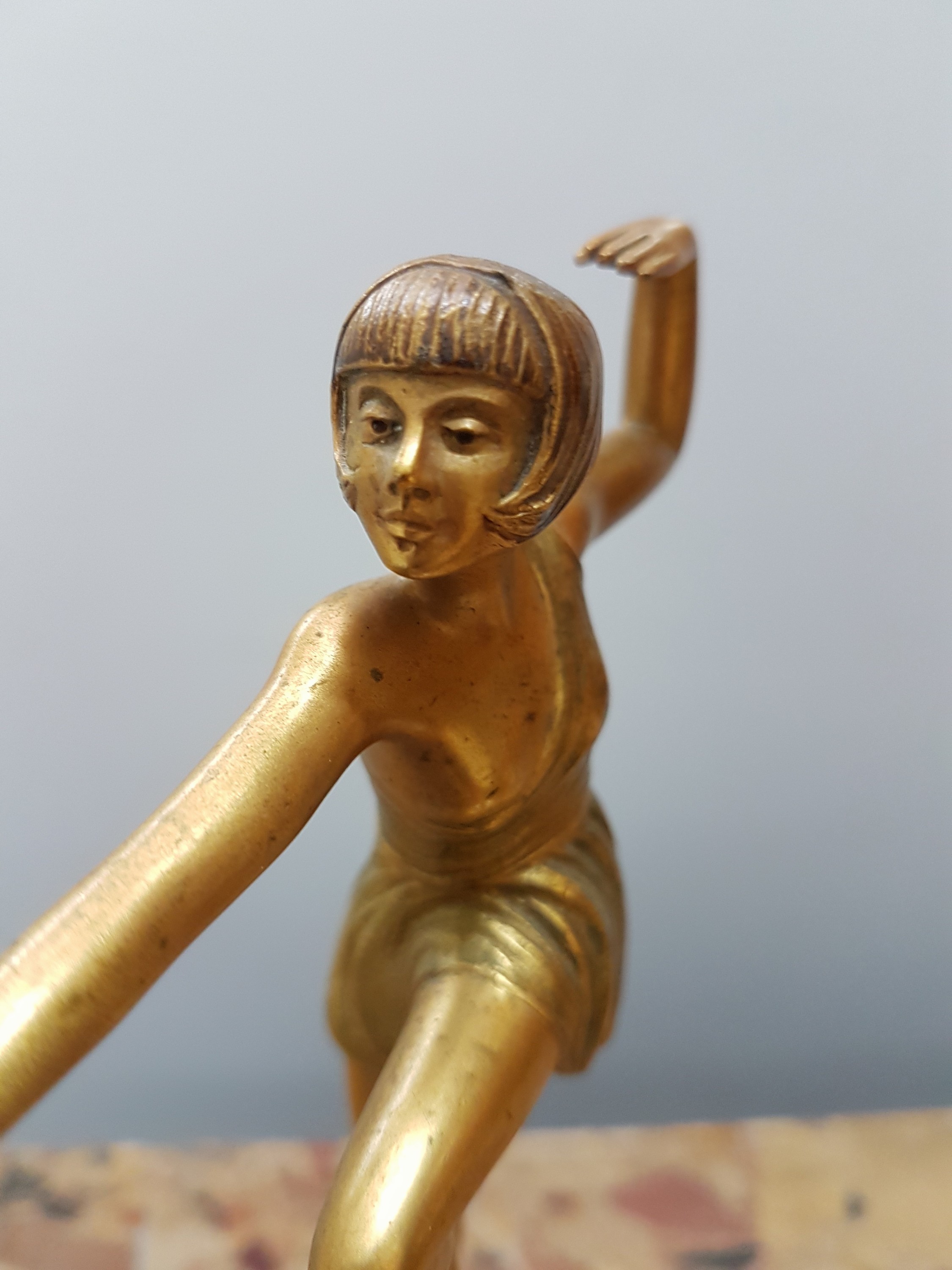 Detail e: Skulptur einer Tänzerin, Frankreich, 1930er Jahre, Art-Deco, Bronze goldfarben patiniert, Onyxsockel, Gesamth. ca. 19cm