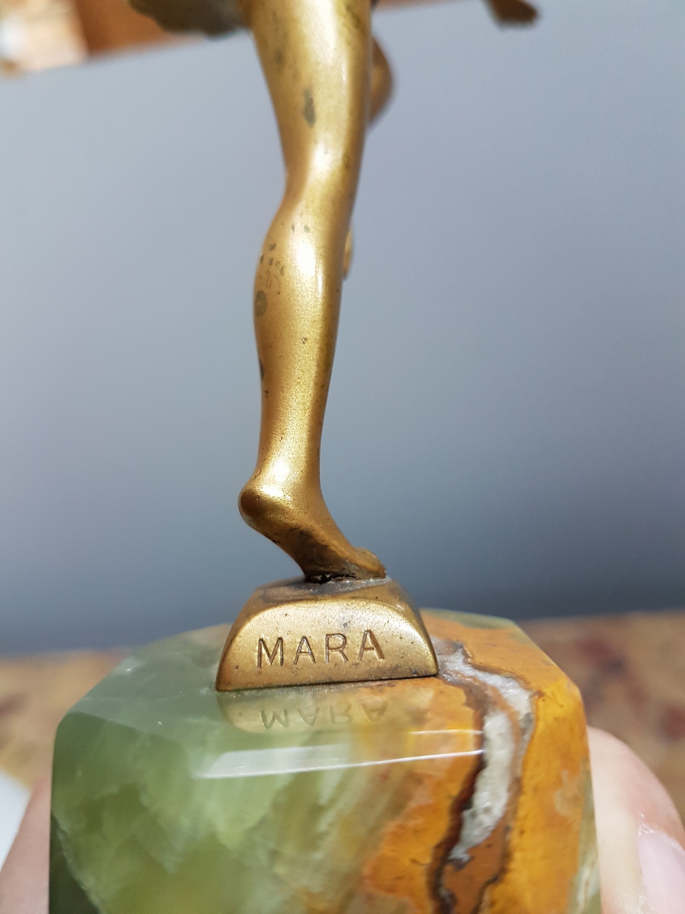 Detail f: Skulptur einer Tänzerin, Frankreich, 1930er Jahre, Art-Deco, Bronze goldfarben patiniert, Onyxsockel, Gesamth. ca. 19cm
