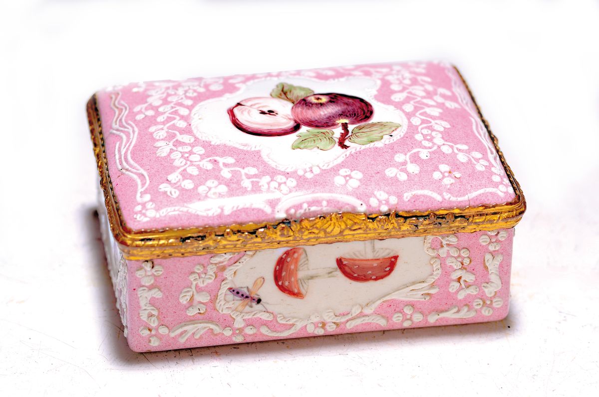 Deckeldose, Frankreich, 19. Jh., Metall fein emailliert in rosa mit weißen aufgelegten Ornamenten, in Kartuschen Emailmalerei von Apfel, Pilzen, ...