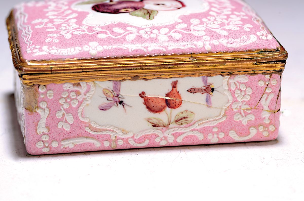 Detail a: Deckeldose, Frankreich, 19. Jh., Metall fein emailliert in rosa mit weißen aufgelegten Ornamenten, in Kartuschen Emailmalerei von Apfel, Pilzen, ...