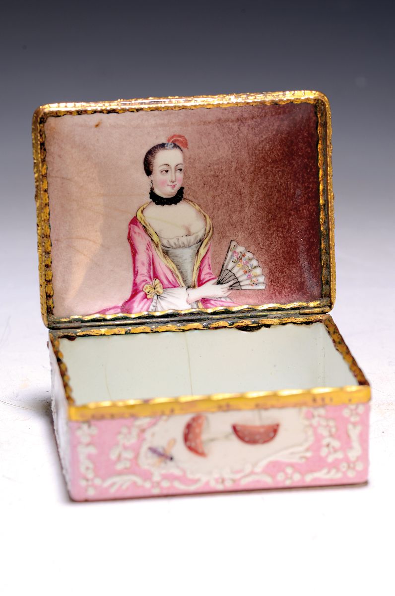 Detail b: Deckeldose, Frankreich, 19. Jh., Metall fein emailliert in rosa mit weißen aufgelegten Ornamenten, in Kartuschen Emailmalerei von Apfel, Pilzen, ...